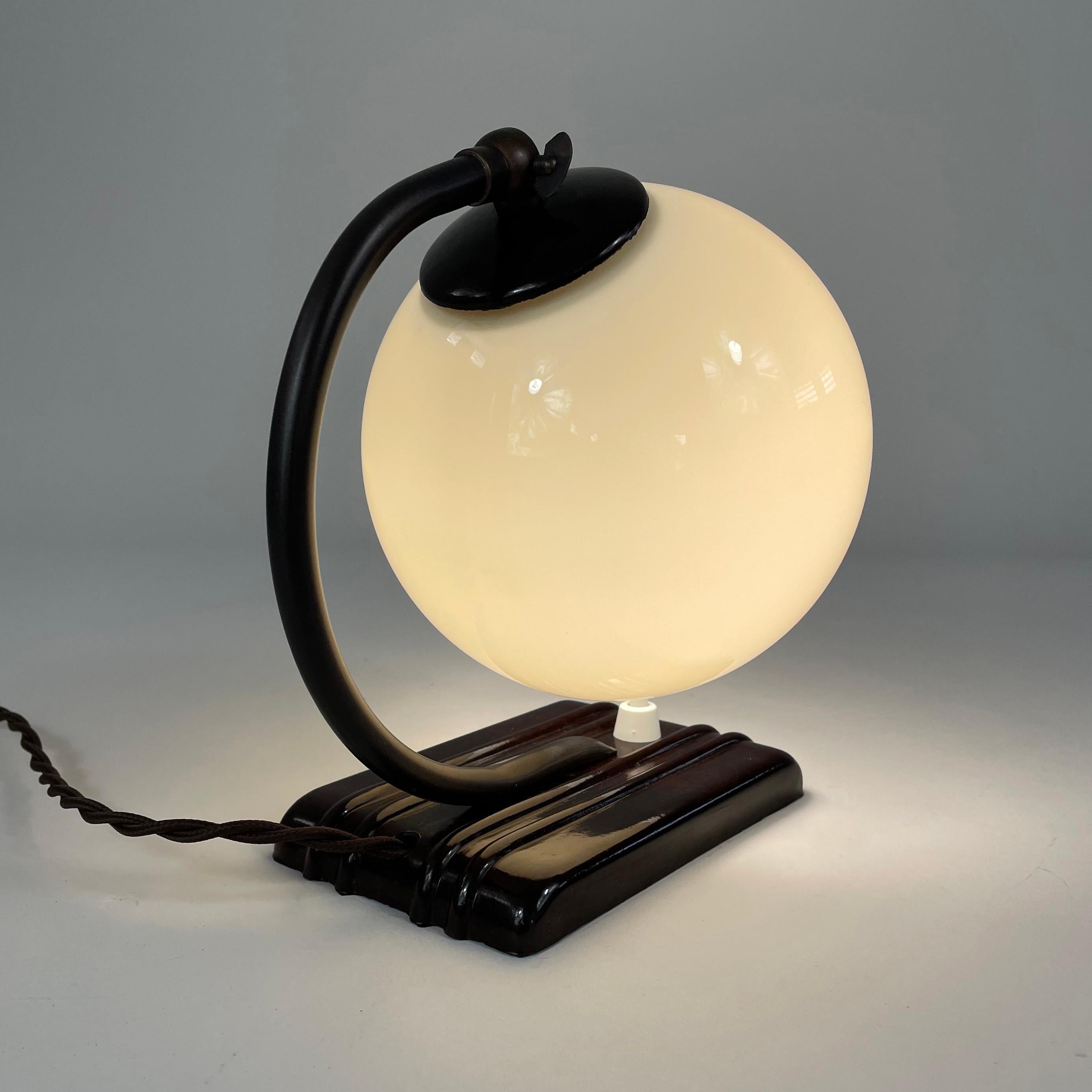 Art Deco Streamline Design Bakelite and Opaline Table Lamp, 1920s to 1930s 4