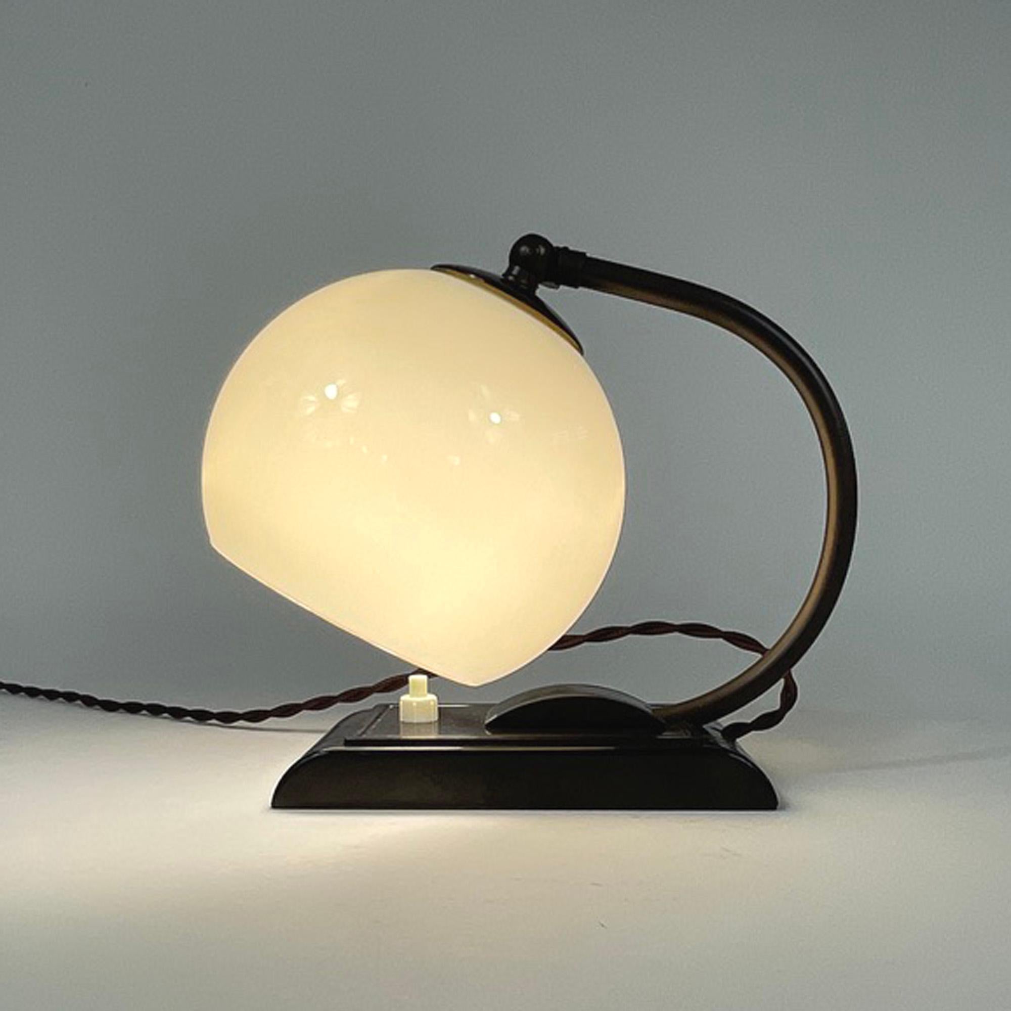 Art Deco Streamline Design Bakelite and Opaline Table Lamp, 1920s to 1930s For Sale 5