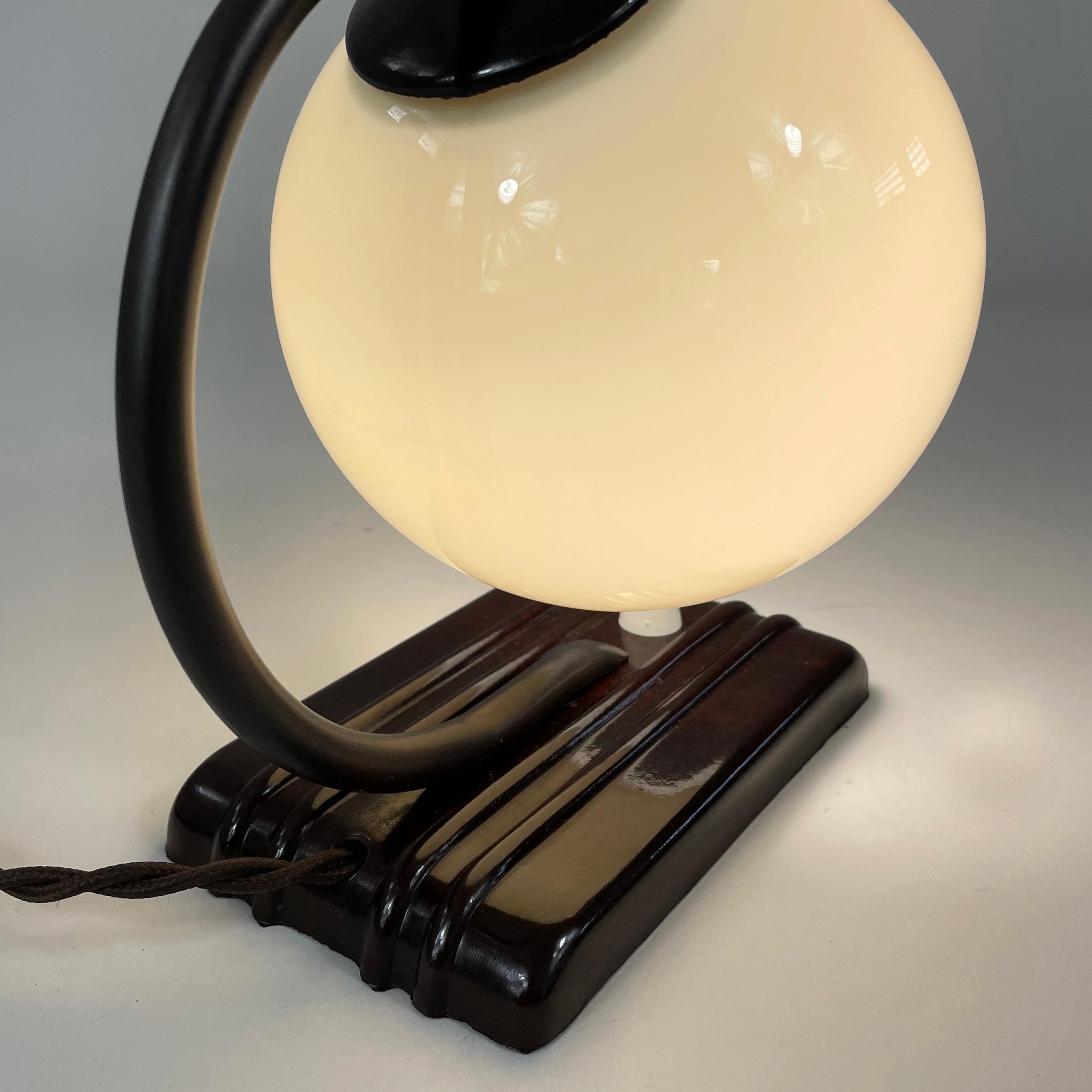 Art Deco Streamline Design Bakelite and Opaline Table Lamp, 1920s to 1930s 5