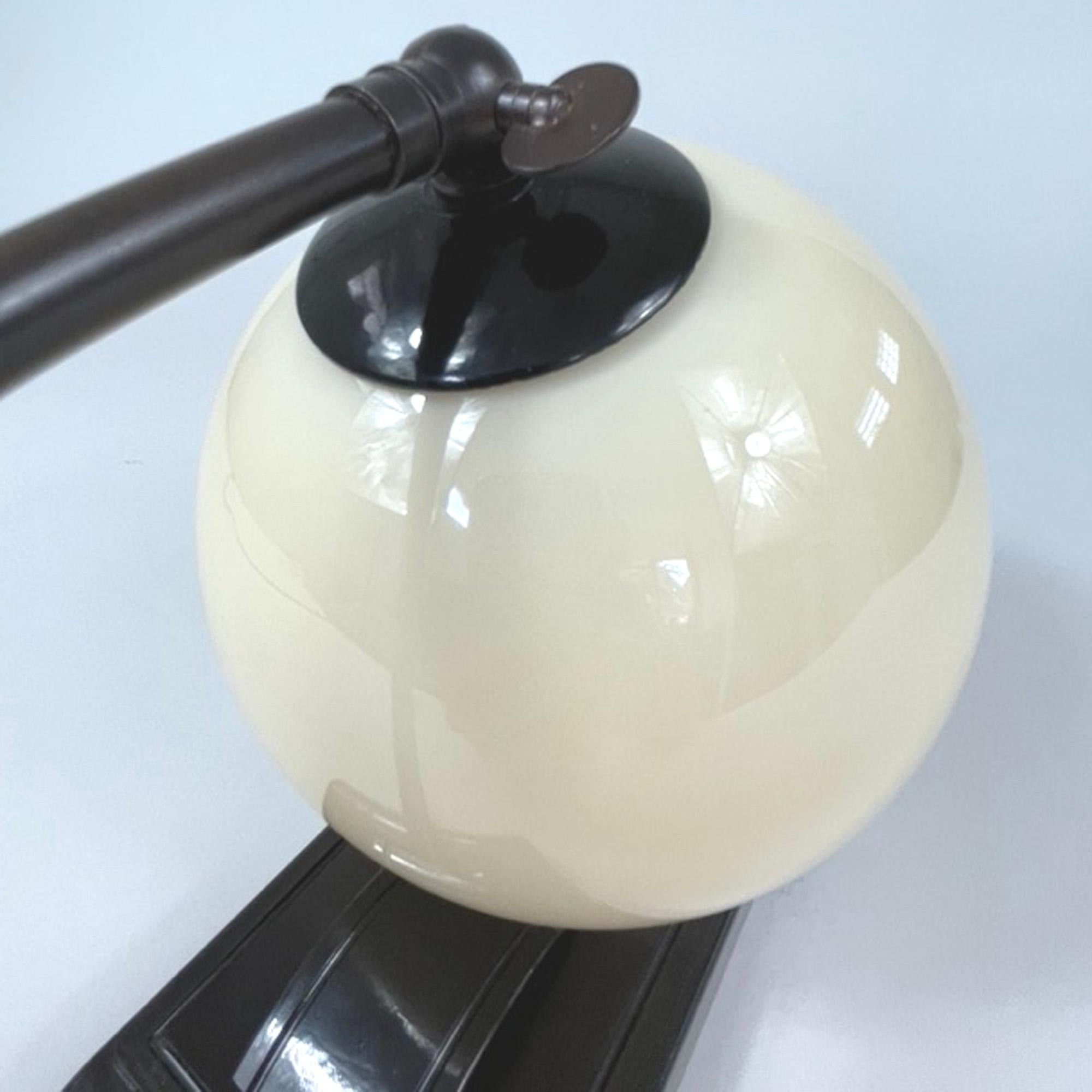 Art Deco Streamline Design Bakelite and Opaline Table Lamp, 1920s to 1930s For Sale 6