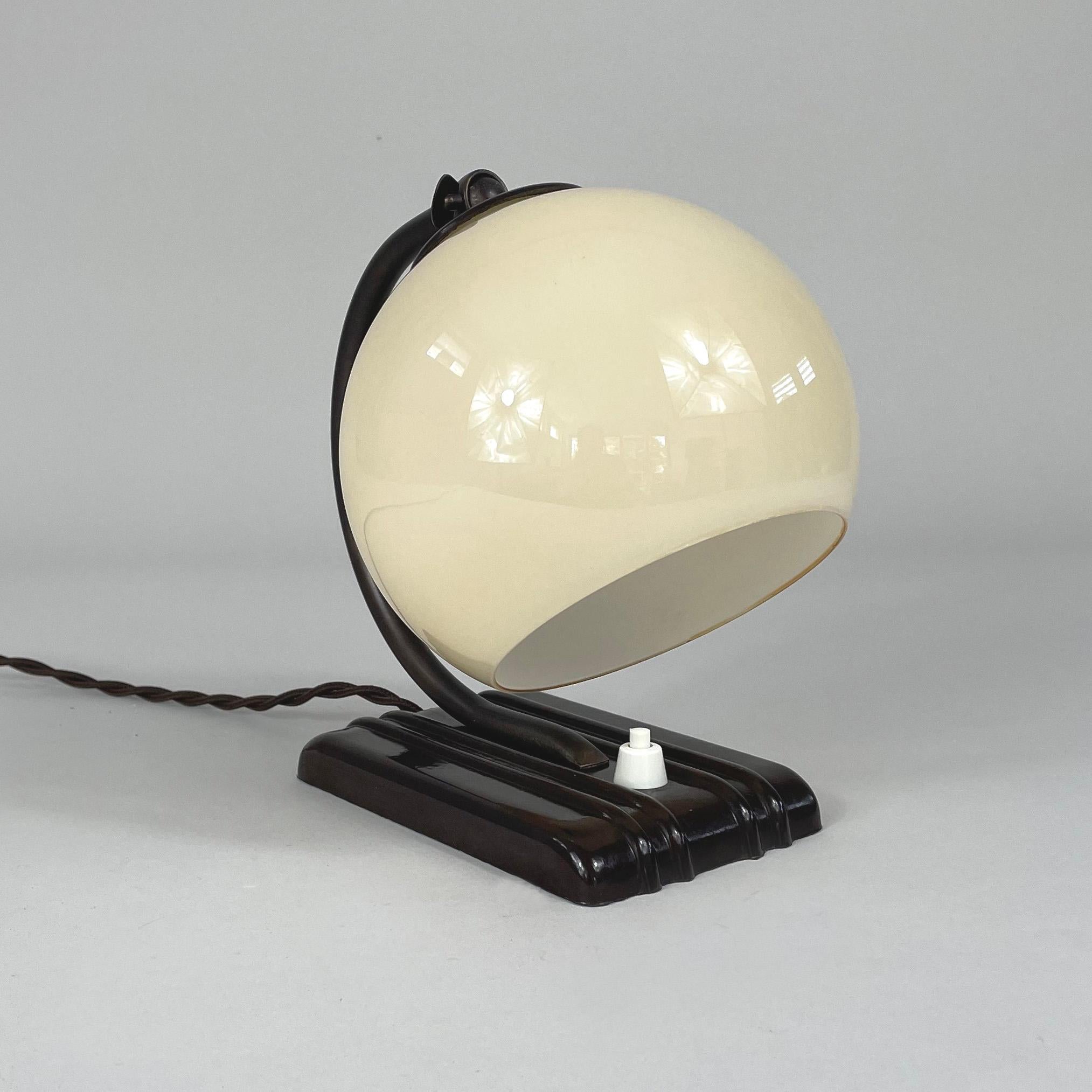Art Deco Streamline Design Bakelite and Opaline Table Lamp, 1920s to 1930s 6