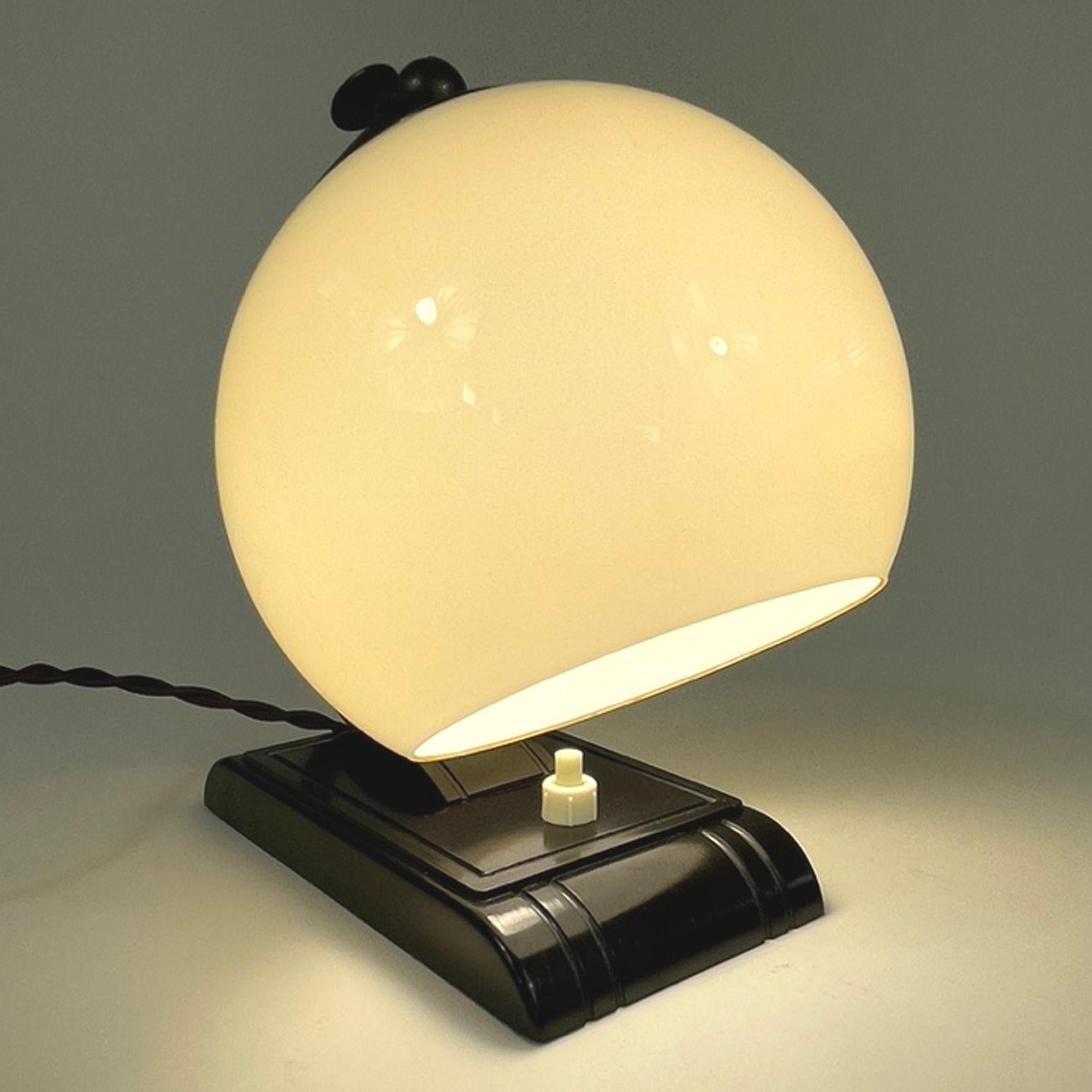 Art Deco Streamline Design Bakelite and Opaline Table Lamp, 1920s to 1930s For Sale 7