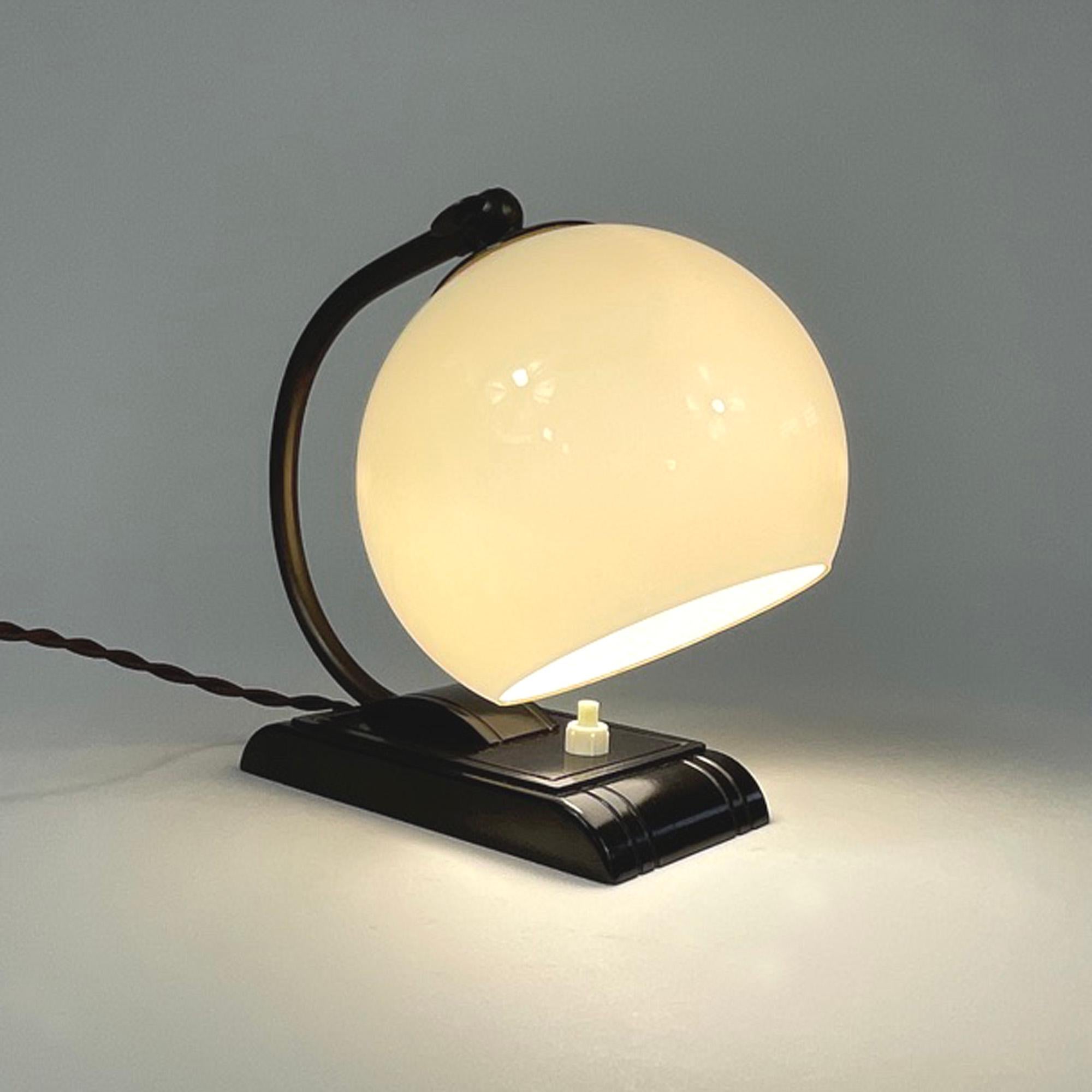 Art Deco Streamline Design Bakelite and Opaline Table Lamp, 1920s to 1930s For Sale 8