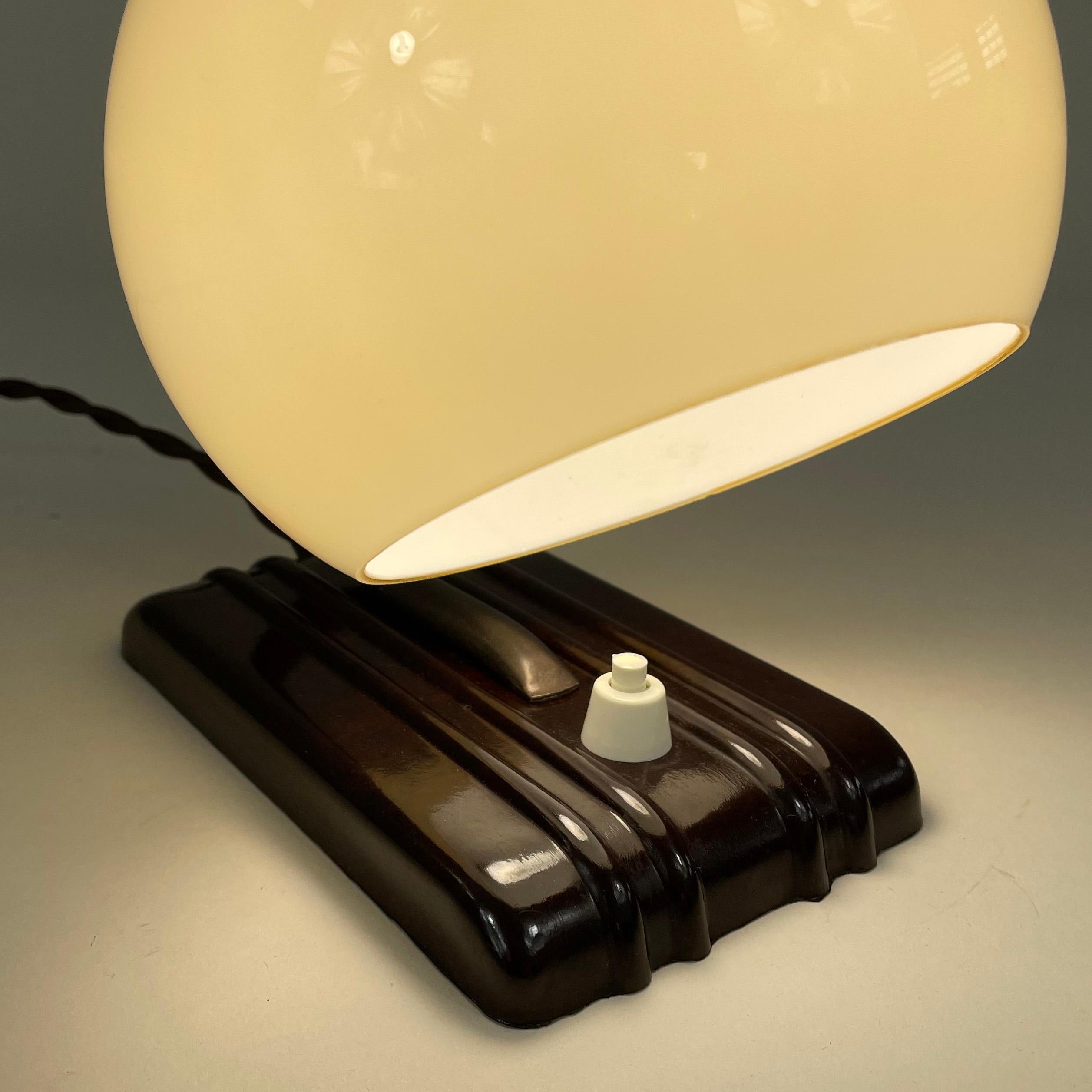 Art Deco Streamline Design Bakelite and Opaline Table Lamp, 1920s to 1930s 8
