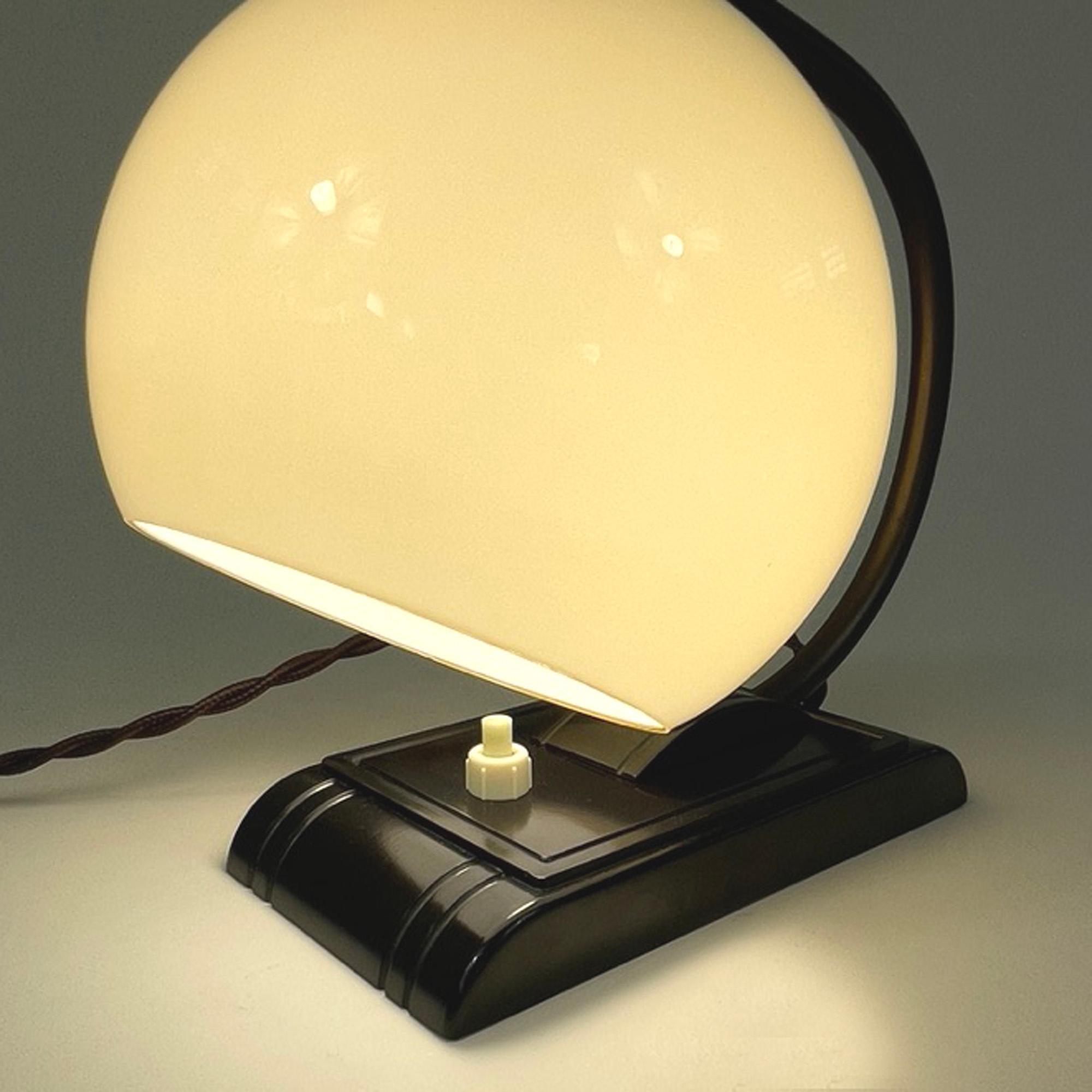 Art Deco Streamline Design Bakelite and Opaline Table Lamp, 1920s to 1930s For Sale 9