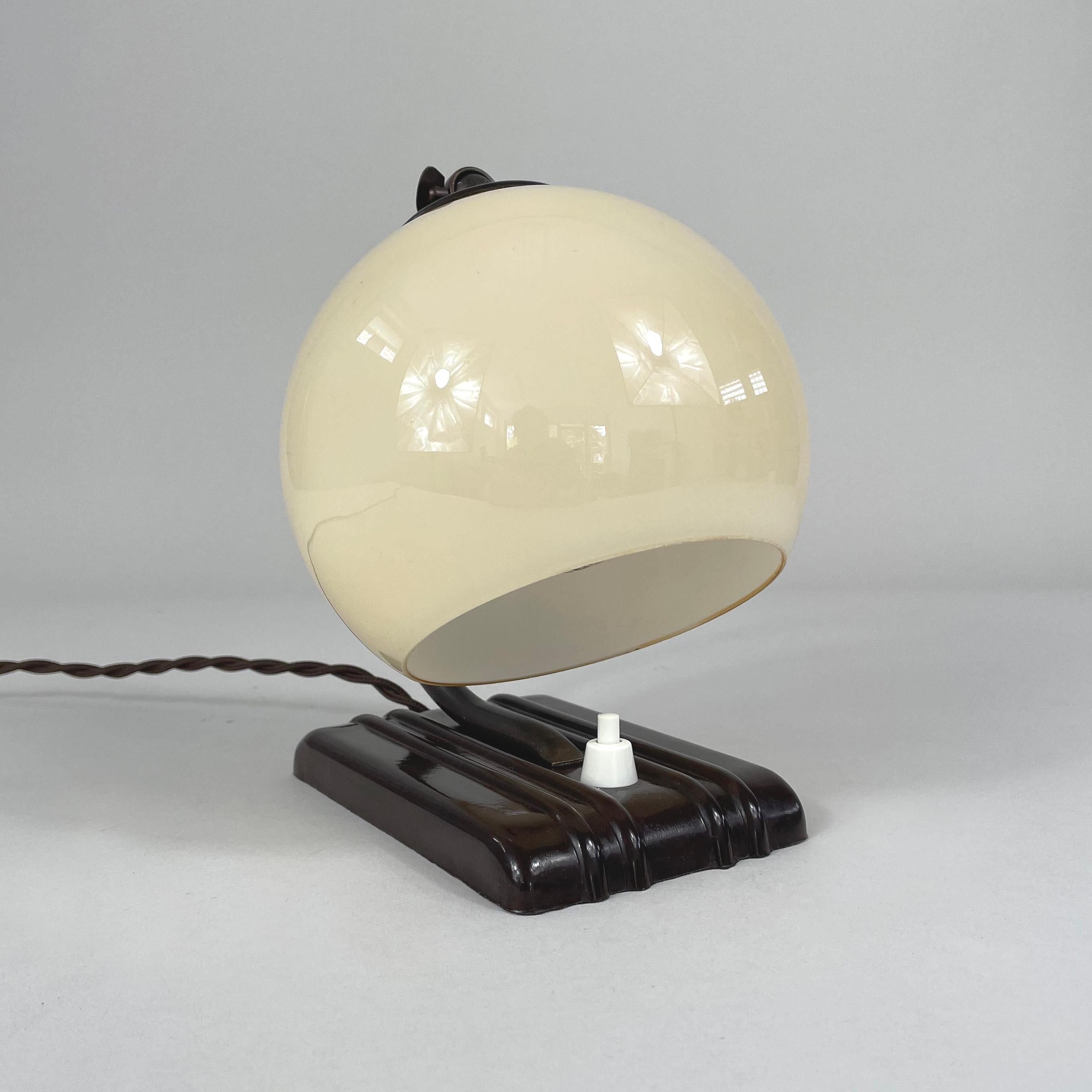 Art Deco Streamline Design Bakelite and Opaline Table Lamp, 1920s to 1930s 9