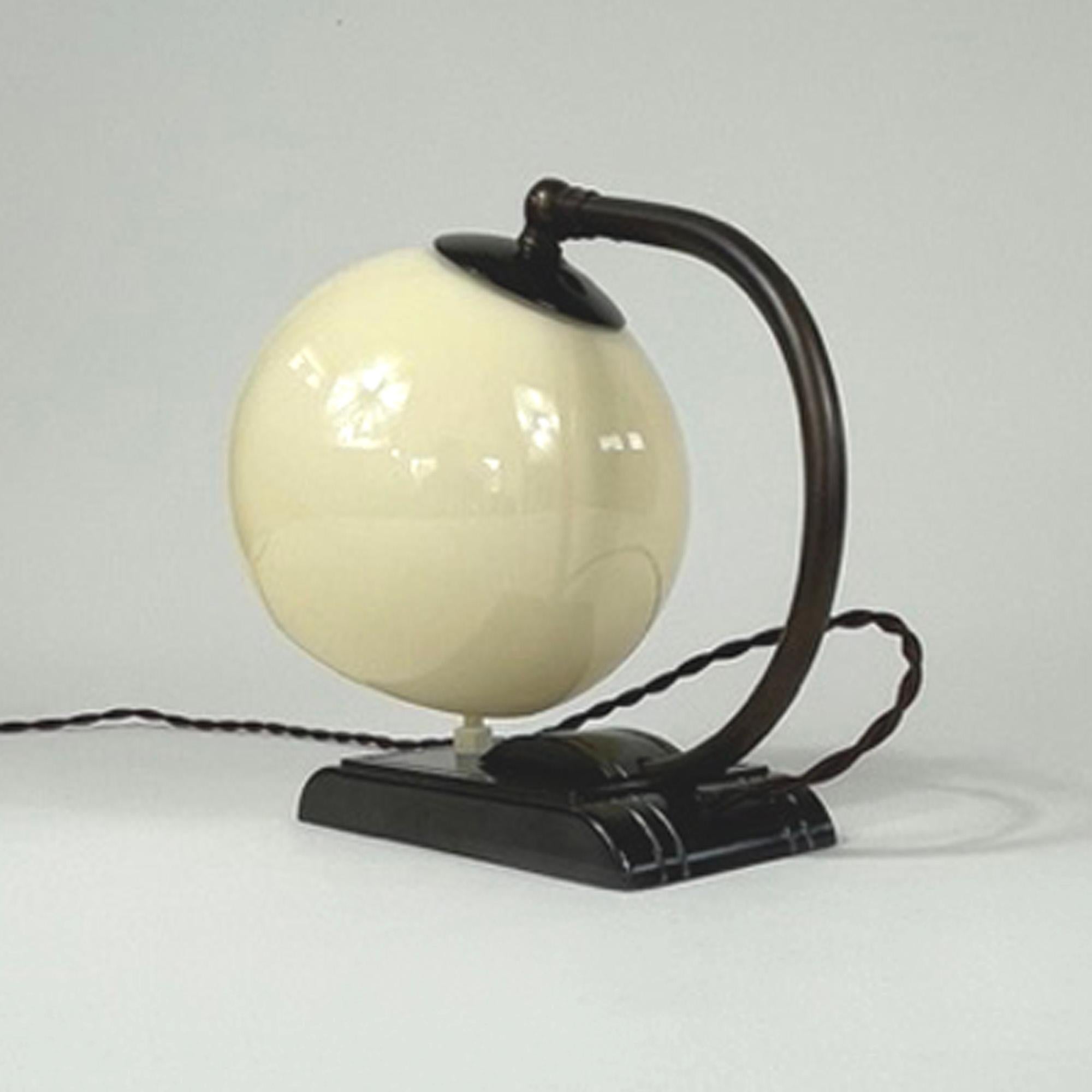 Art Deco Streamline Design Bakelite and Opaline Table Lamp, 1920s to 1930s For Sale 10