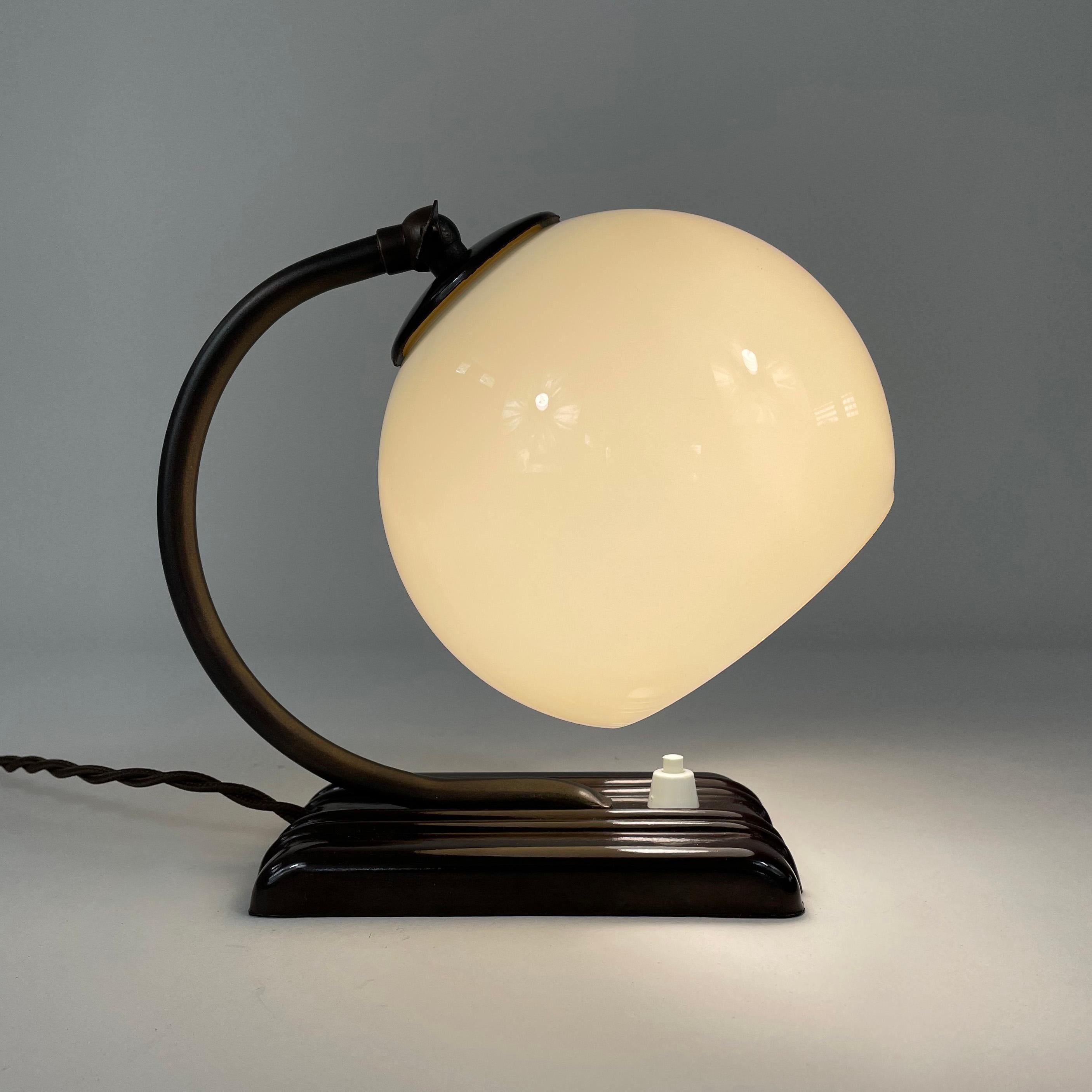 Art Deco Streamline Design Bakelite and Opaline Table Lamp, 1920s to 1930s 10