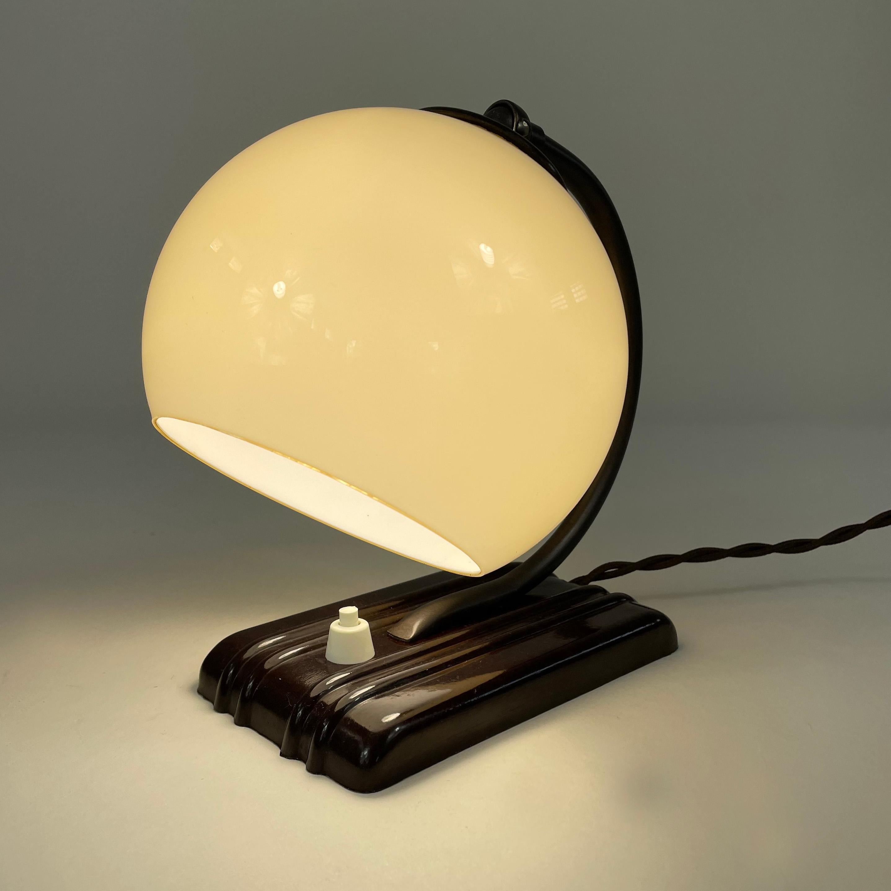 Art Deco Streamline Design Bakelite and Opaline Table Lamp, 1920s to 1930s 11