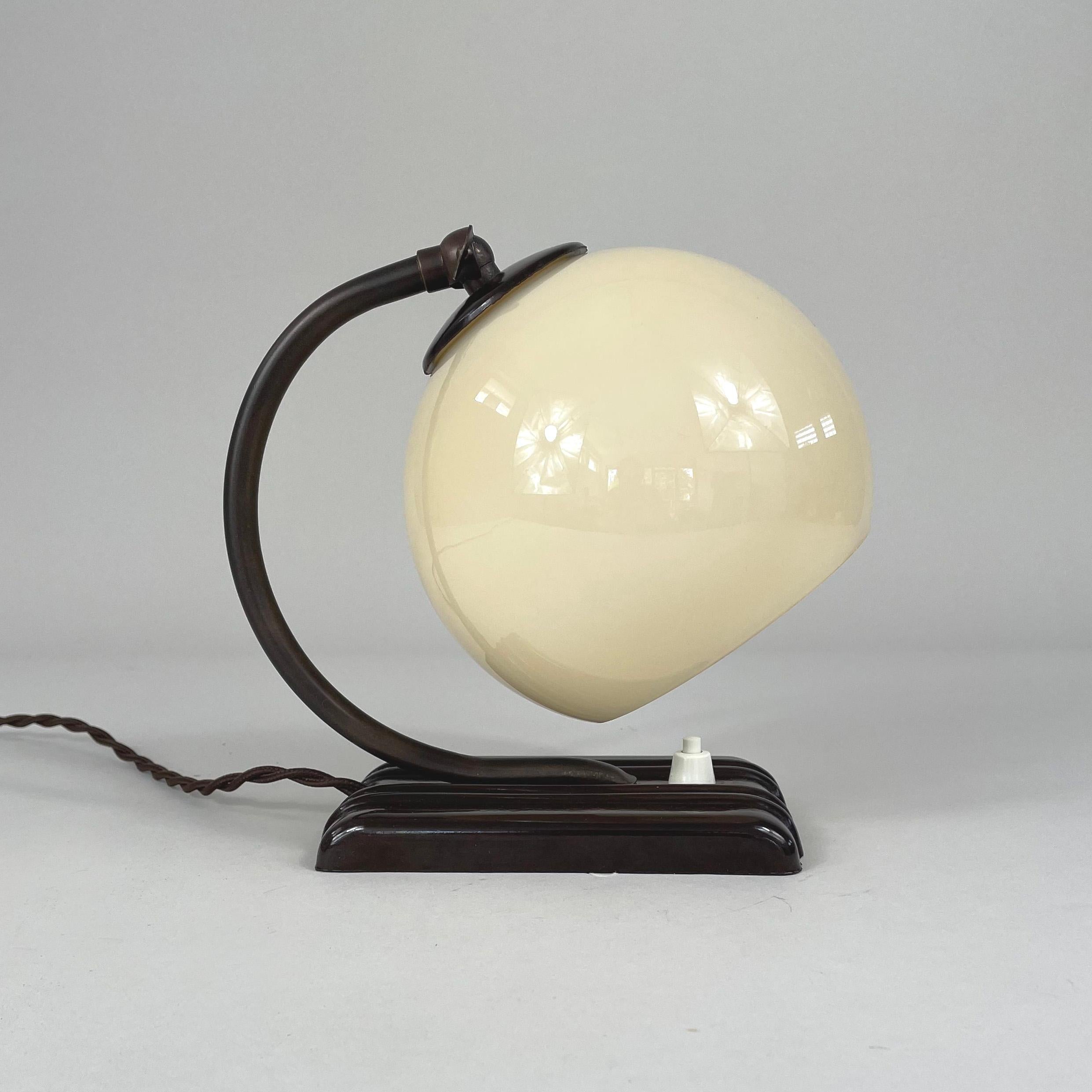 Art Deco Streamline Design Bakelite and Opaline Table Lamp, 1920s to 1930s In Good Condition In NUEMBRECHT, NRW