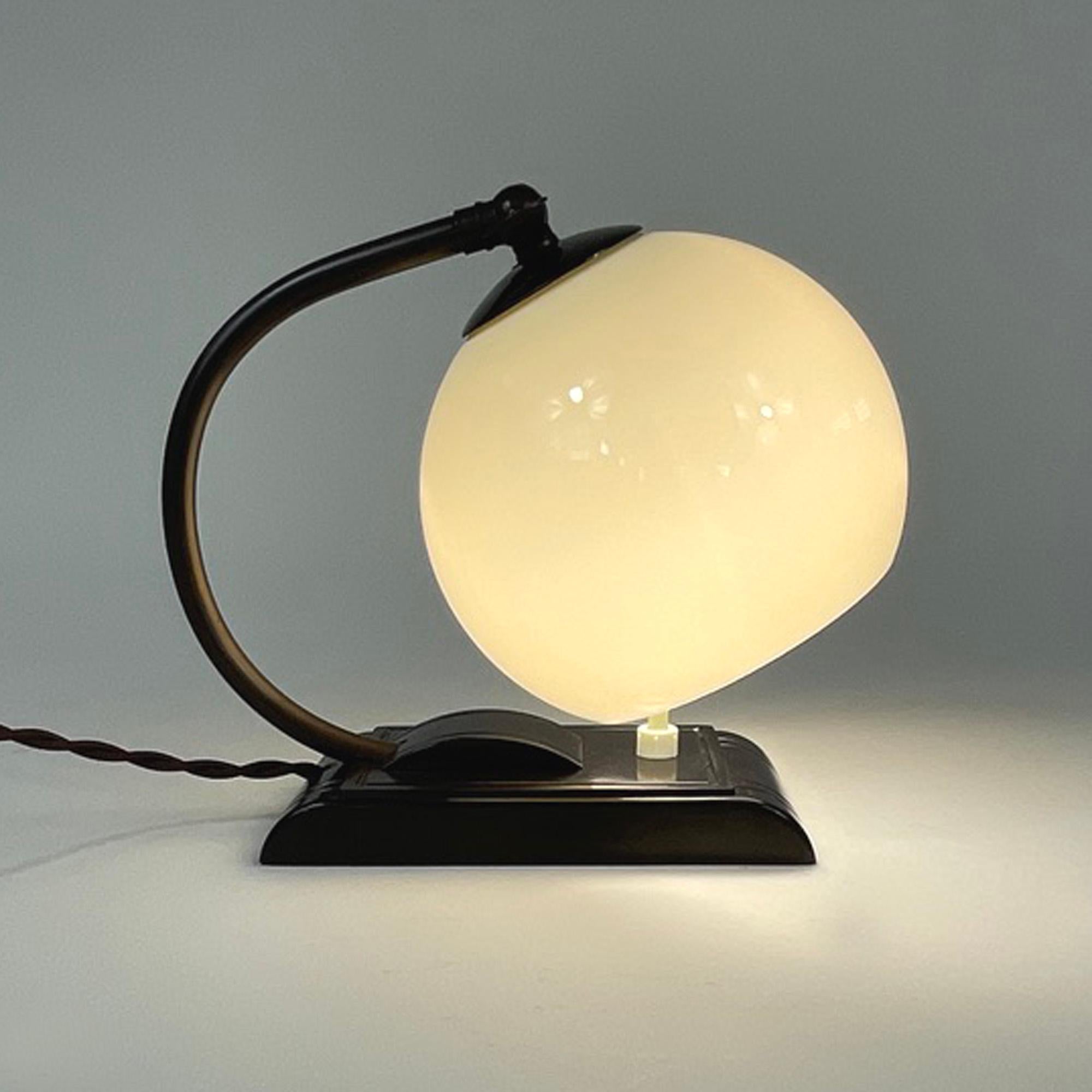 Art Deco Streamline Design Bakelite and Opaline Table Lamp, 1920s to 1930s In Good Condition For Sale In NUEMBRECHT, NRW