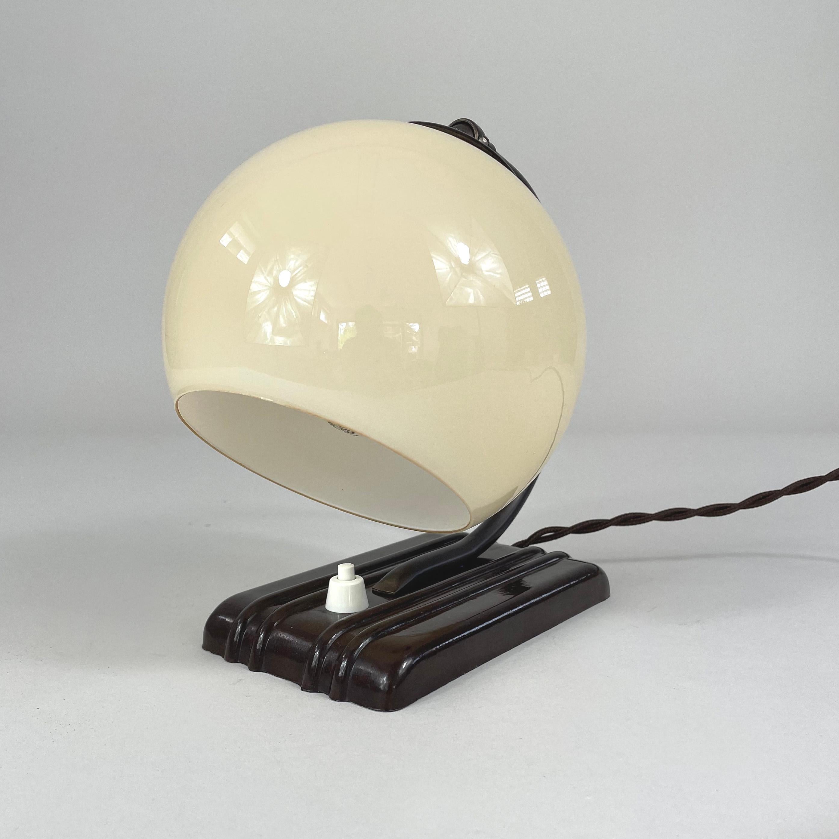 Mid-20th Century Art Deco Streamline Design Bakelite and Opaline Table Lamp, 1920s to 1930s