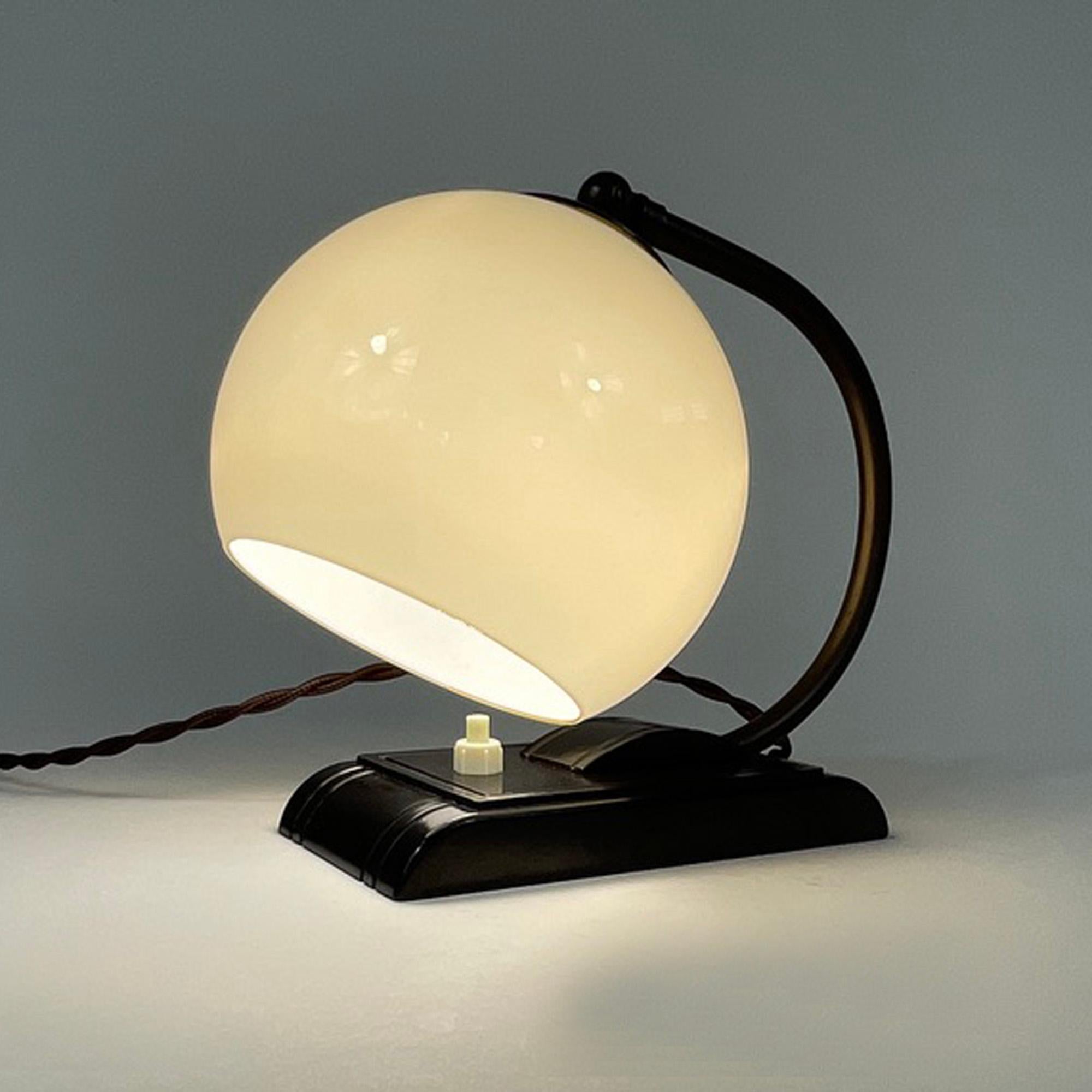 Mid-20th Century Art Deco Streamline Design Bakelite and Opaline Table Lamp, 1920s to 1930s For Sale