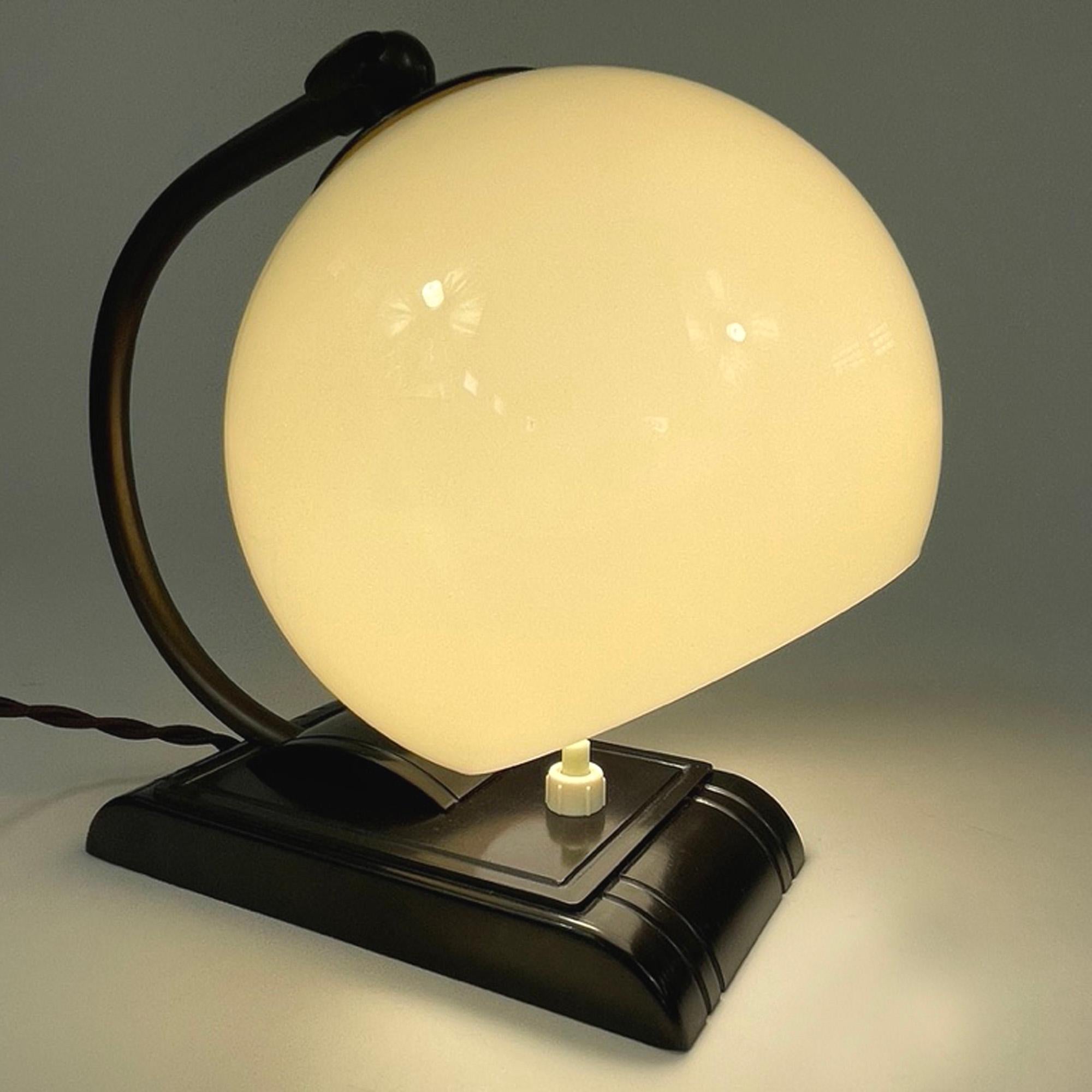 Art Deco Streamline Design Bakelite and Opaline Table Lamp, 1920s to 1930s For Sale 1