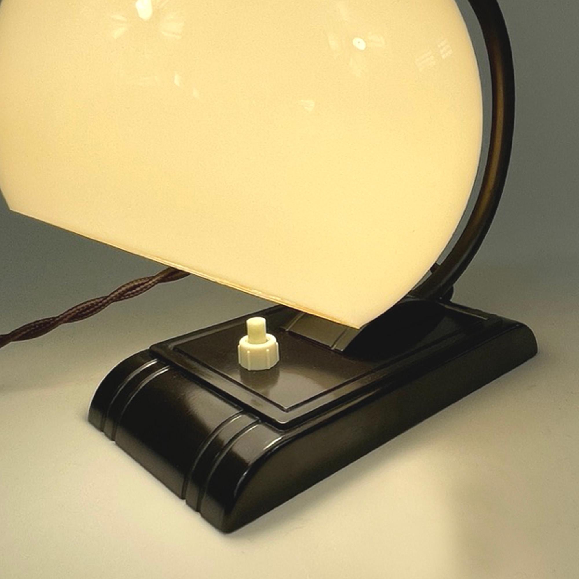 Art Deco Streamline Design Bakelite and Opaline Table Lamp, 1920s to 1930s For Sale 2