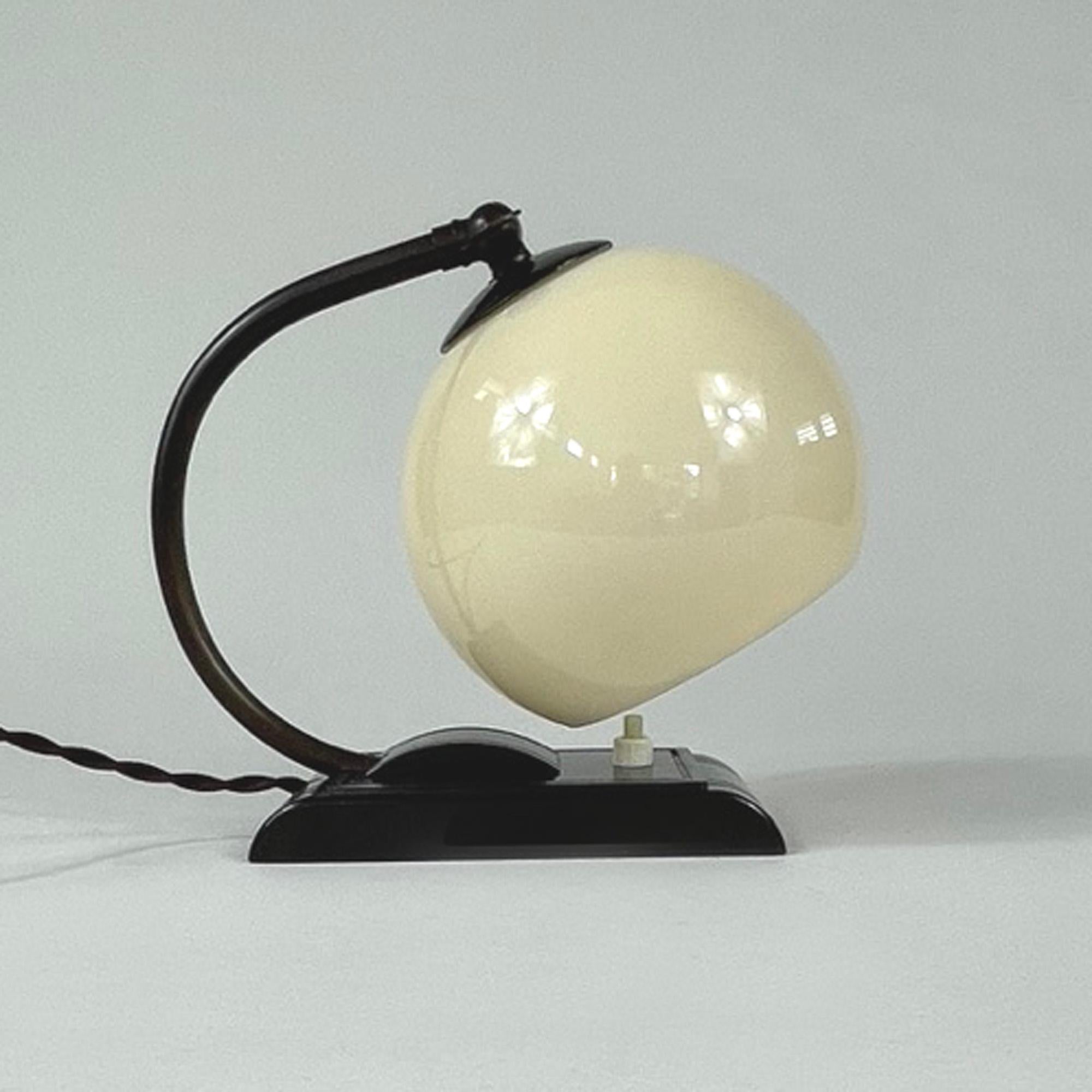 Art Deco Streamline Design Bakelite and Opaline Table Lamp, 1920s to 1930s For Sale 3