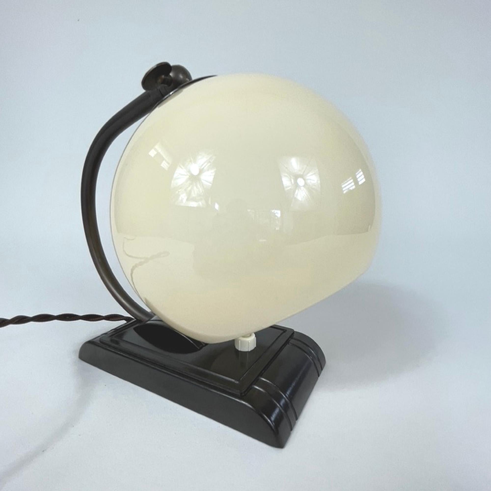 Art Deco Streamline Design Bakelite and Opaline Table Lamp, 1920s to 1930s For Sale 4