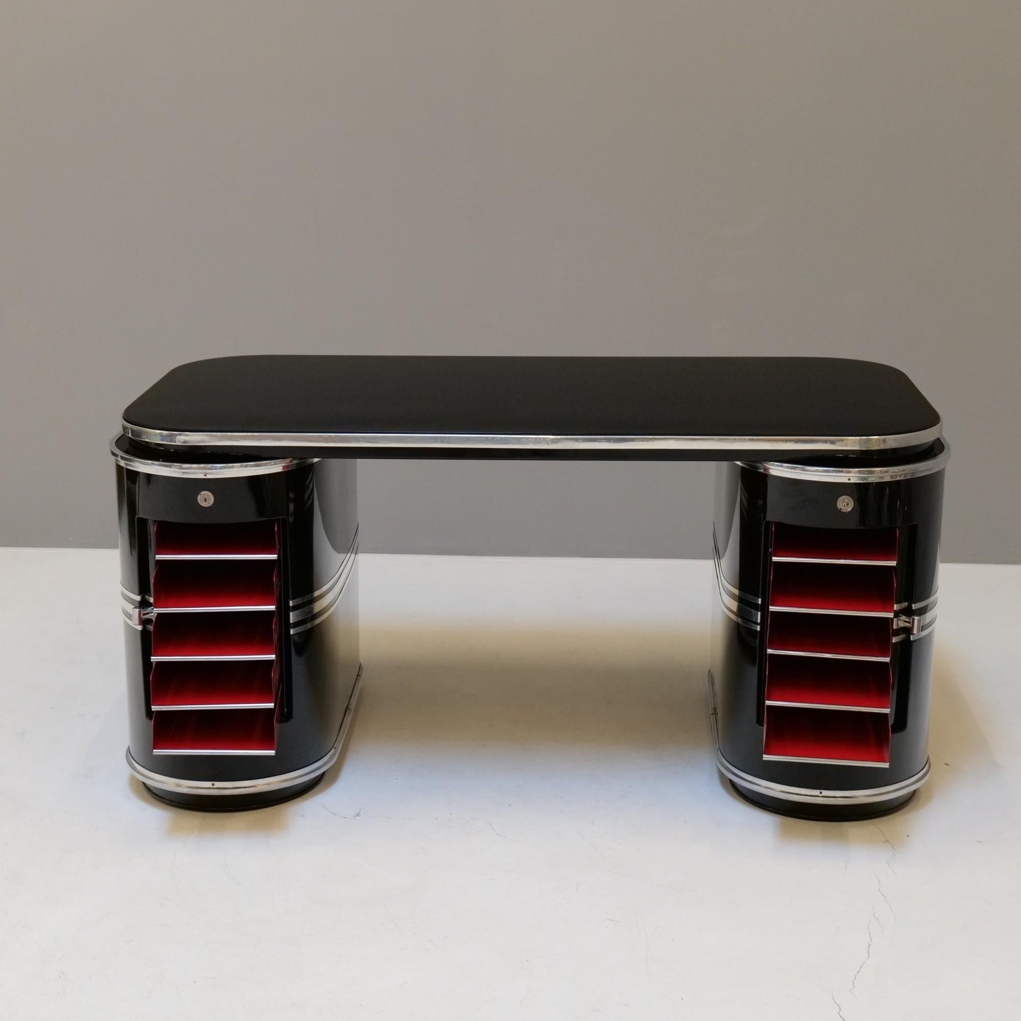 Metall Desk Modell Cologne from the Rundoform Series.

Exceptional design known from shown in many hollywood movies.

Tree parts: two metal cylindric drawers and a metal desk top finished with a glass plate.

materials:
metall, glass
 

This