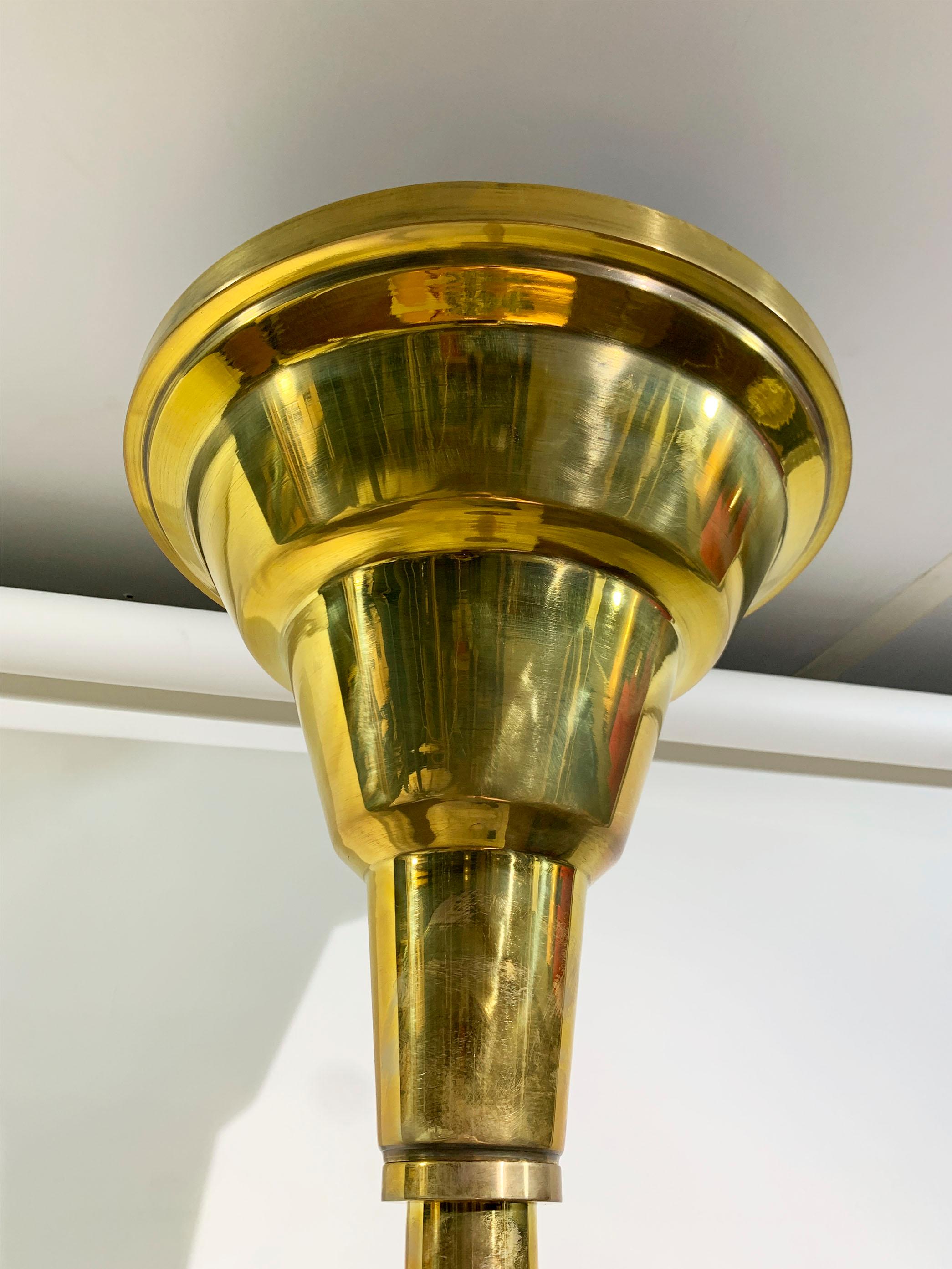 Beautiful 1940s Art Deco up-lighter in polished brass finish. It is a very stylish floor lamp featuring a circular base, central pole all leading up to a trumpet shaped torchiere.
This fabulous up-lighter gives off the best ambient lighting to a