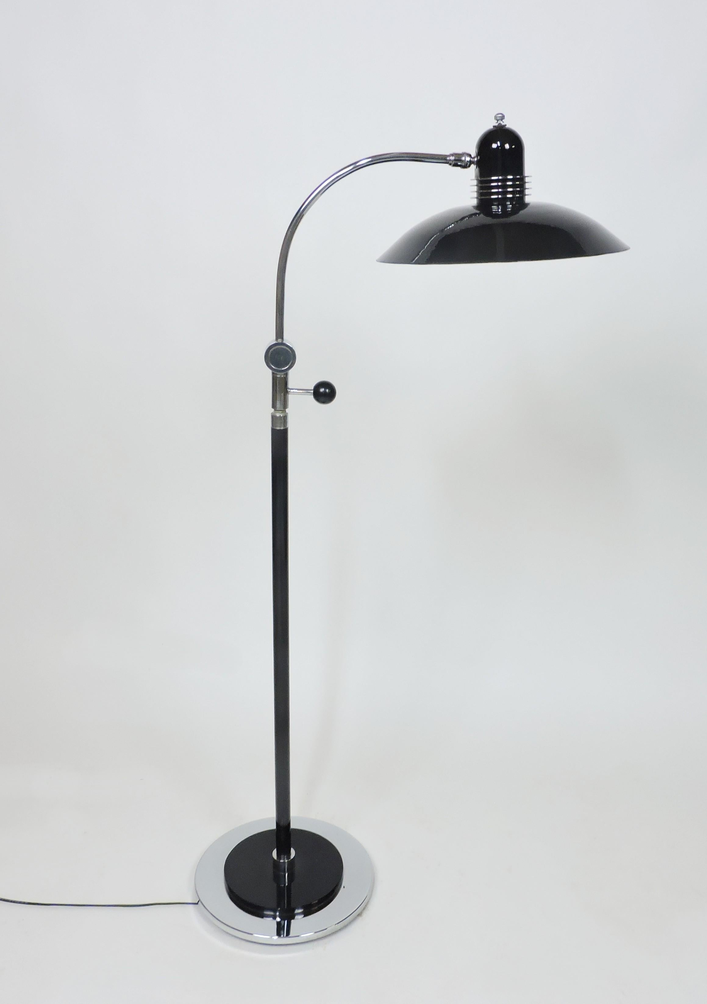 Magnifique lampadaire Art Déco noir et chromé. L'abat-jour réglable en émail noir est doté de quatre disques chromés pour un look très déco, et à l'aide d'un levier, la tige chromée peut également être réglée vers l'avant et vers l'arrière, ce qui