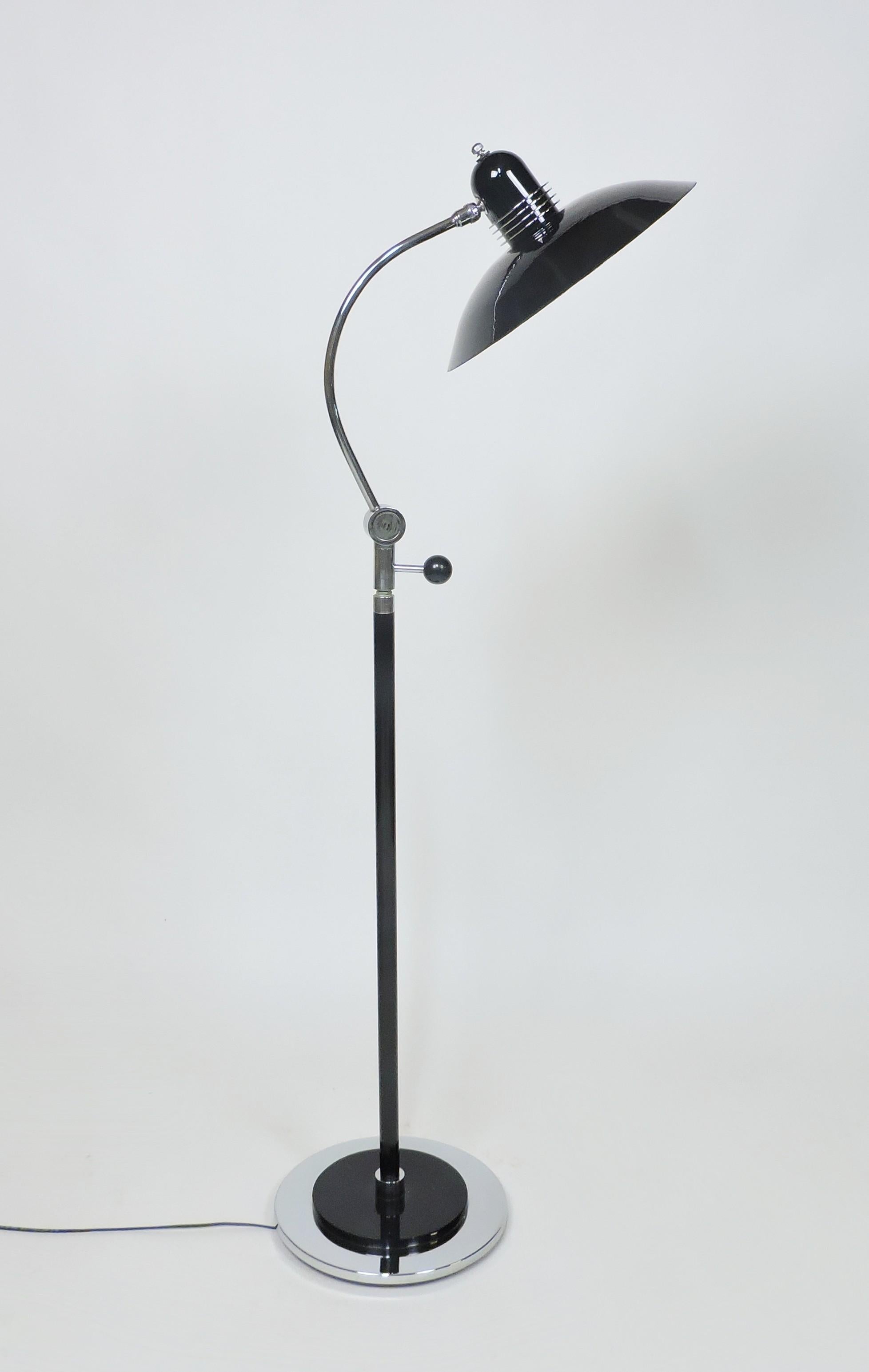 Américain Art Déco Streamline Machine Age Noir et Chrome Lampadaire ajustable en vente