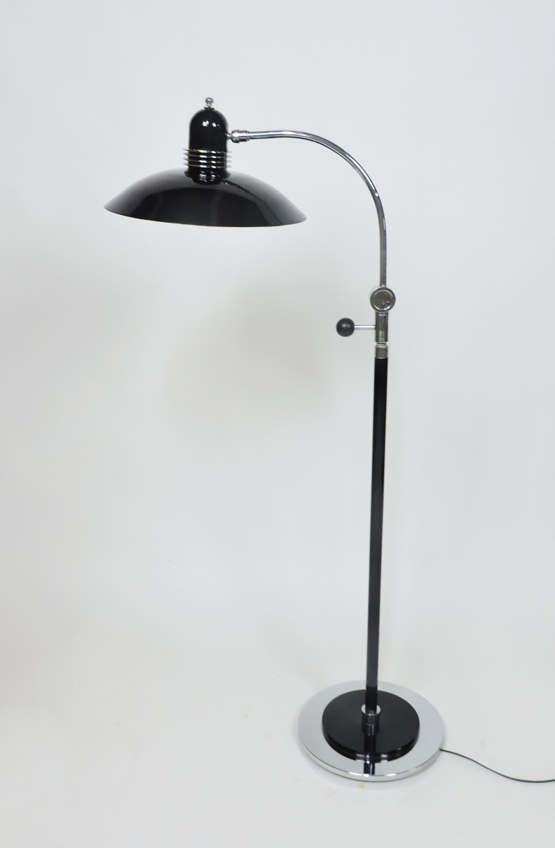 Art Déco Streamline Machine Age Noir et Chrome Lampadaire ajustable Bon état - En vente à Chesterfield, NJ
