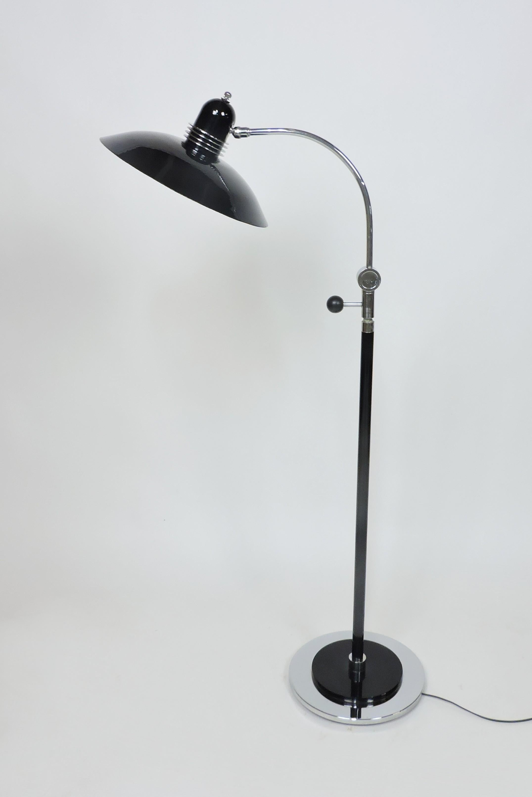 Milieu du XXe siècle Art Déco Streamline Machine Age Noir et Chrome Lampadaire ajustable en vente