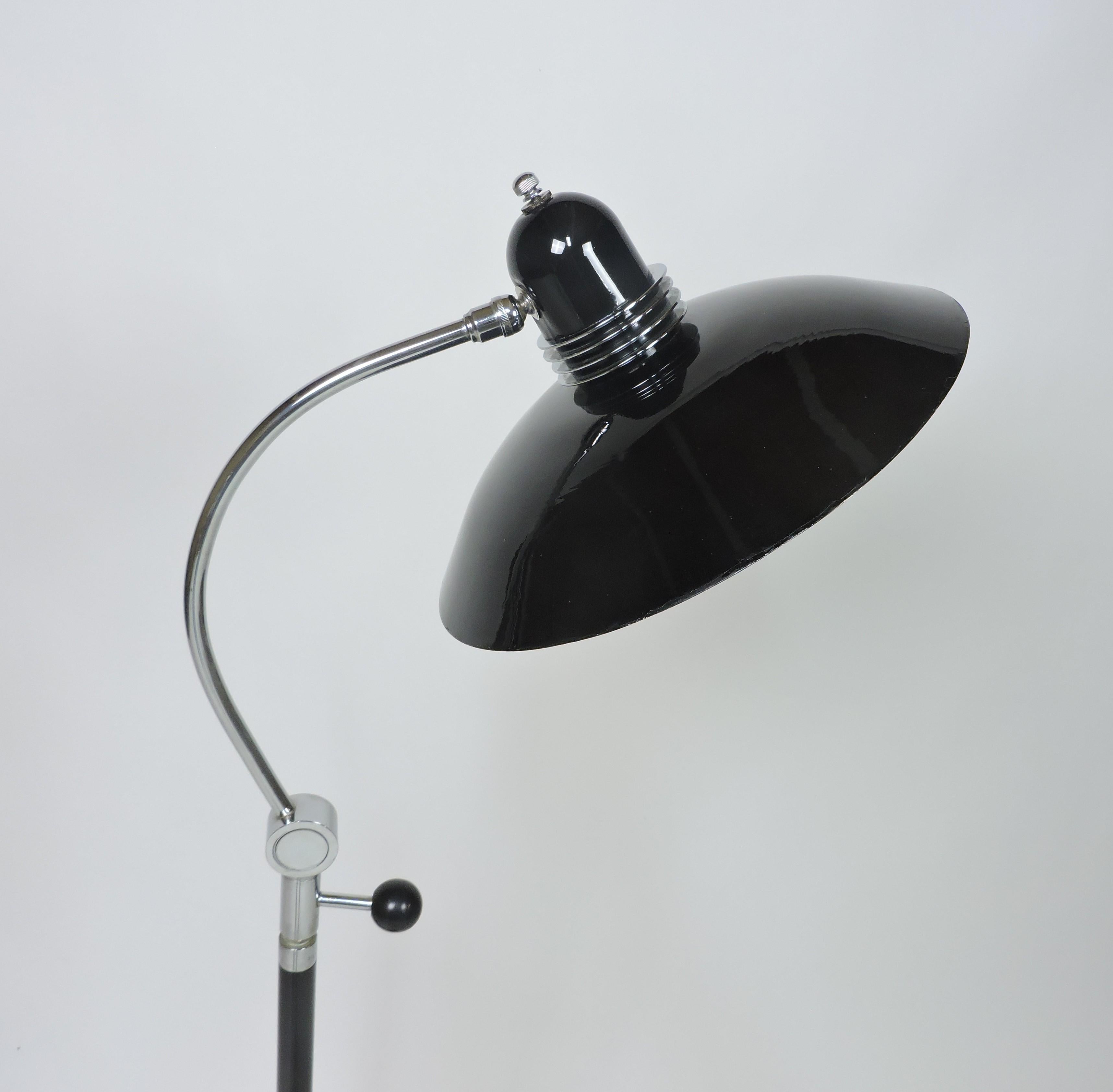 Art Déco Streamline Machine Age Noir et Chrome Lampadaire ajustable en vente 1