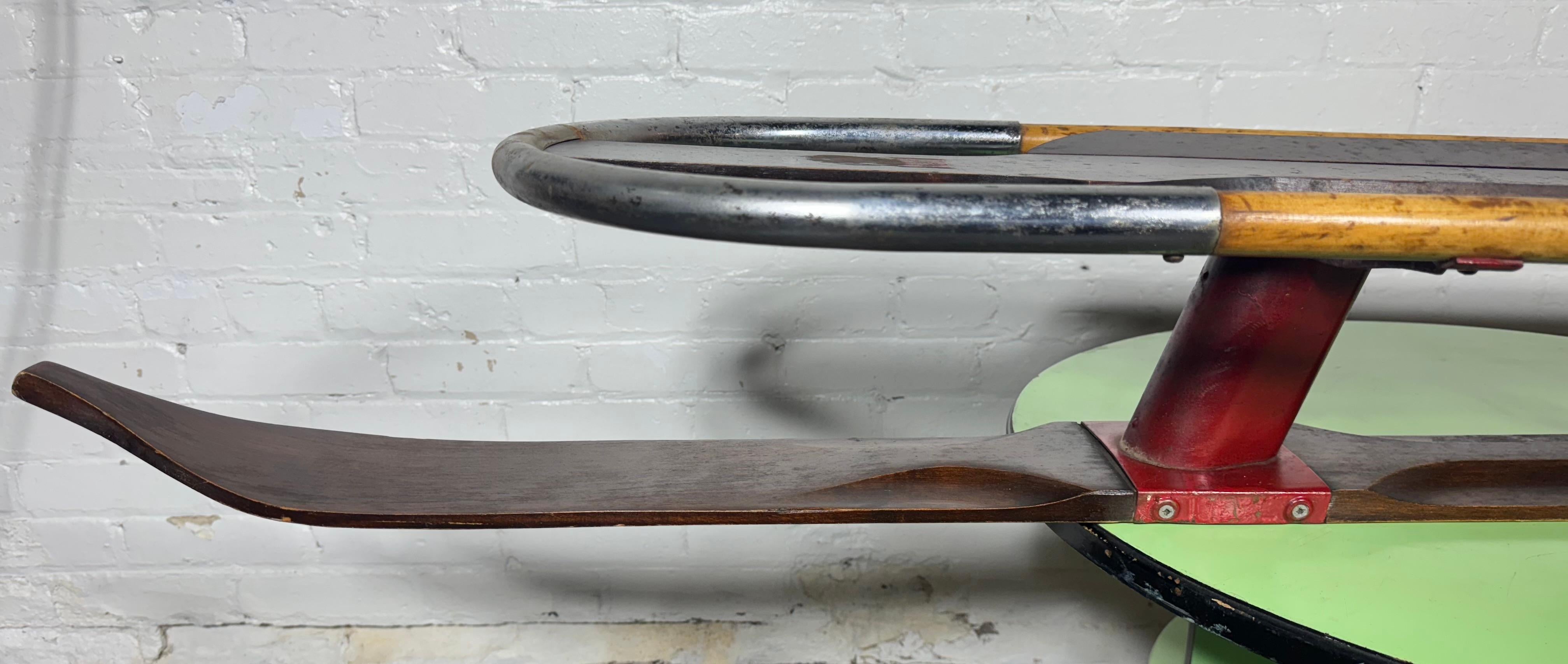 Metà XX secolo Design Art Déco / Streamline Modernista  Slitta da neve in legno