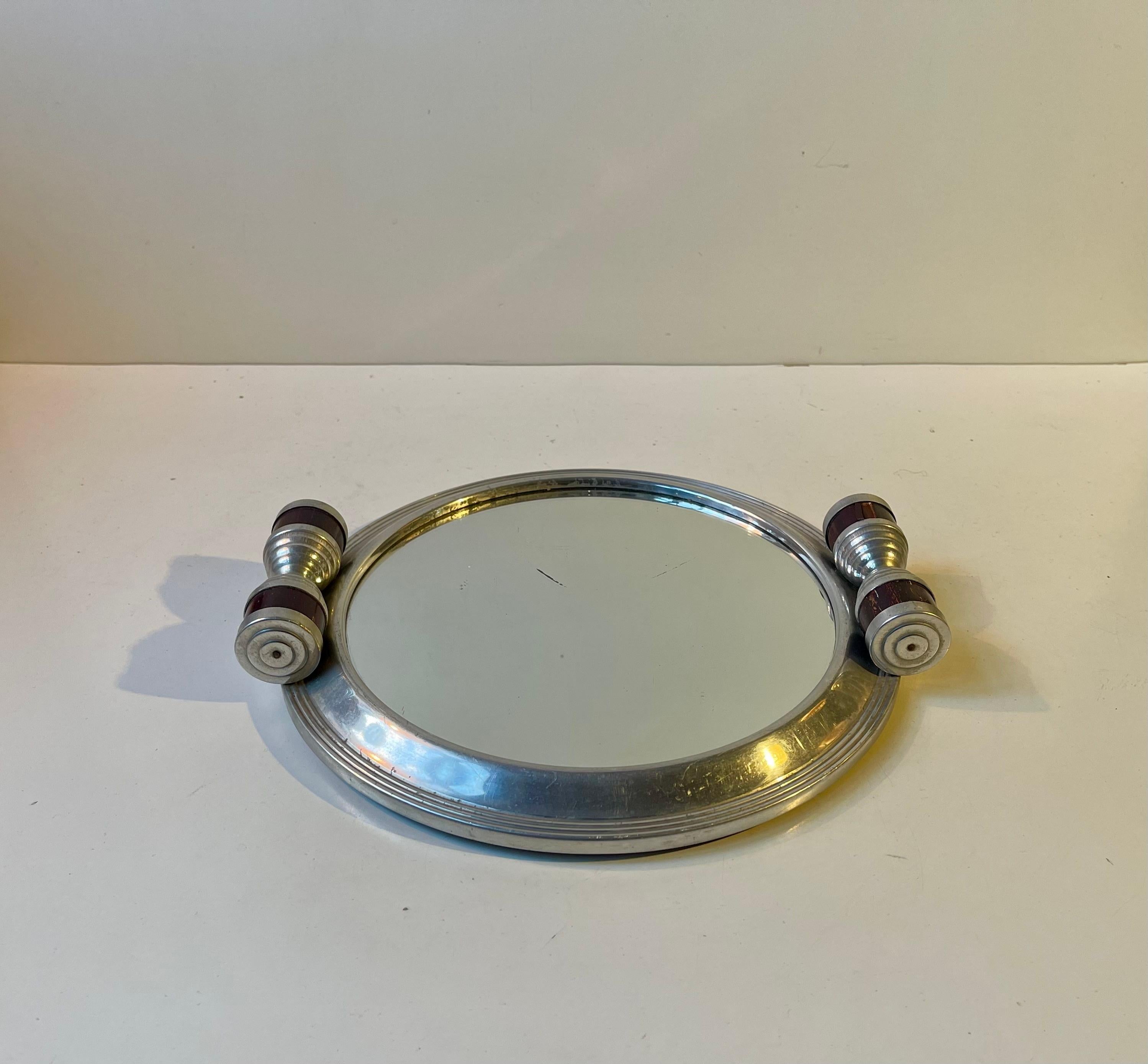 Art deco style streamline mirror tray or plateau mirror. Originally used for vanity purposes, for jewelry or even for preparing opium during the 1930s. This particular version was made in Germany and features veneer handles, aluminum profiles and a
