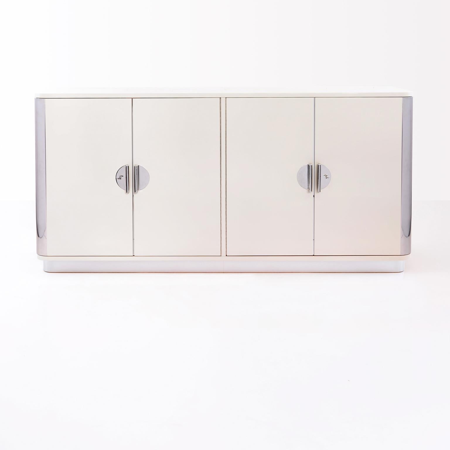Maßgefertigtes Streamline-Sideboard mit vier Türen aus hochglanzlackiertem Holz im Art-déco-Stil (Art déco) im Angebot