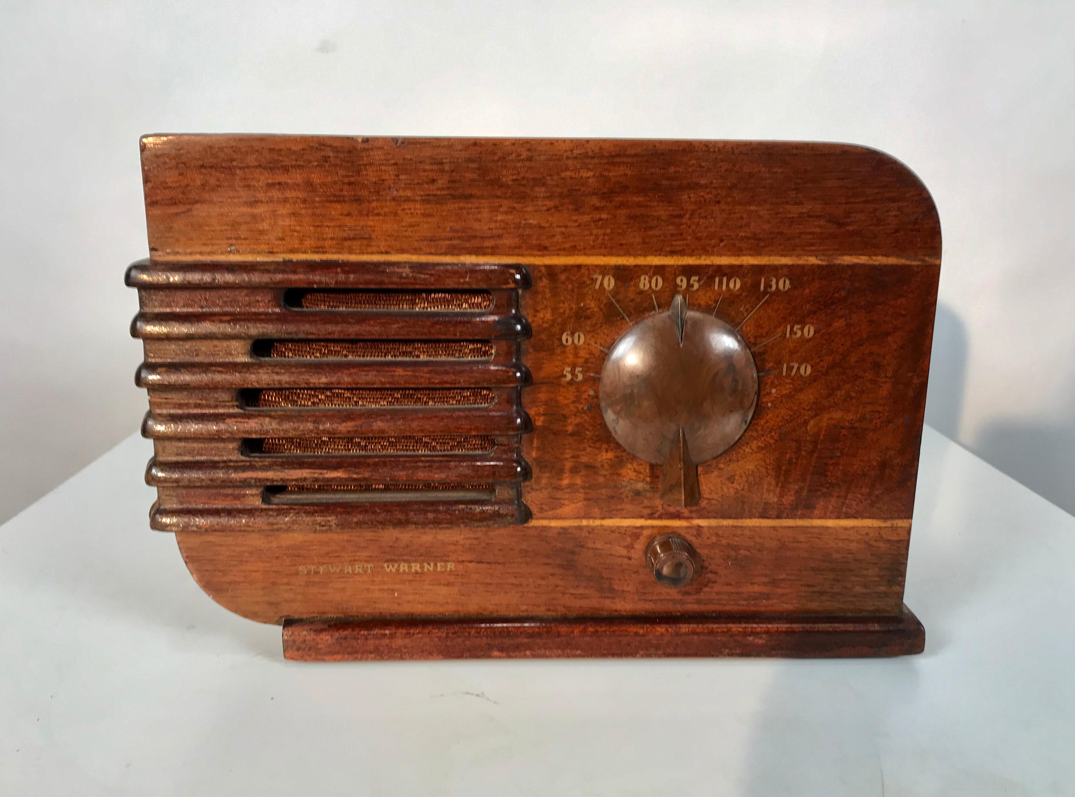 Art Deco streamline tabletop radio by Stewart Warner, Classic 1930s style and design. Bakelite dial tuner and on/off switch, light up station indicator.