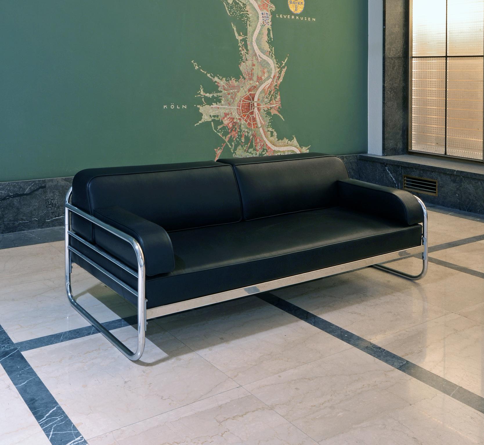 Streamlined Moderne Art Deco Streamline Tubular Steel, Couch/ Daybed, Leather Upholstery c. 1930 For Sale