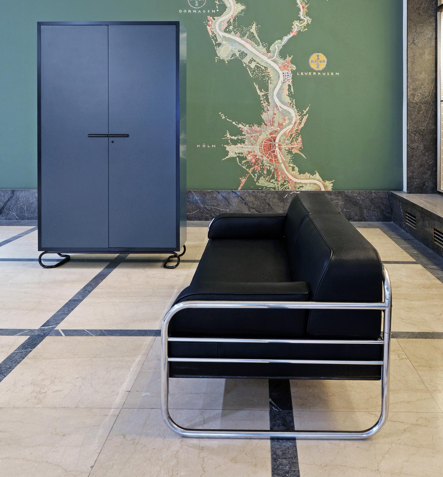German Art Deco Streamline Tubular Steel, Couch/ Daybed, Leather Upholstery c. 1930 For Sale
