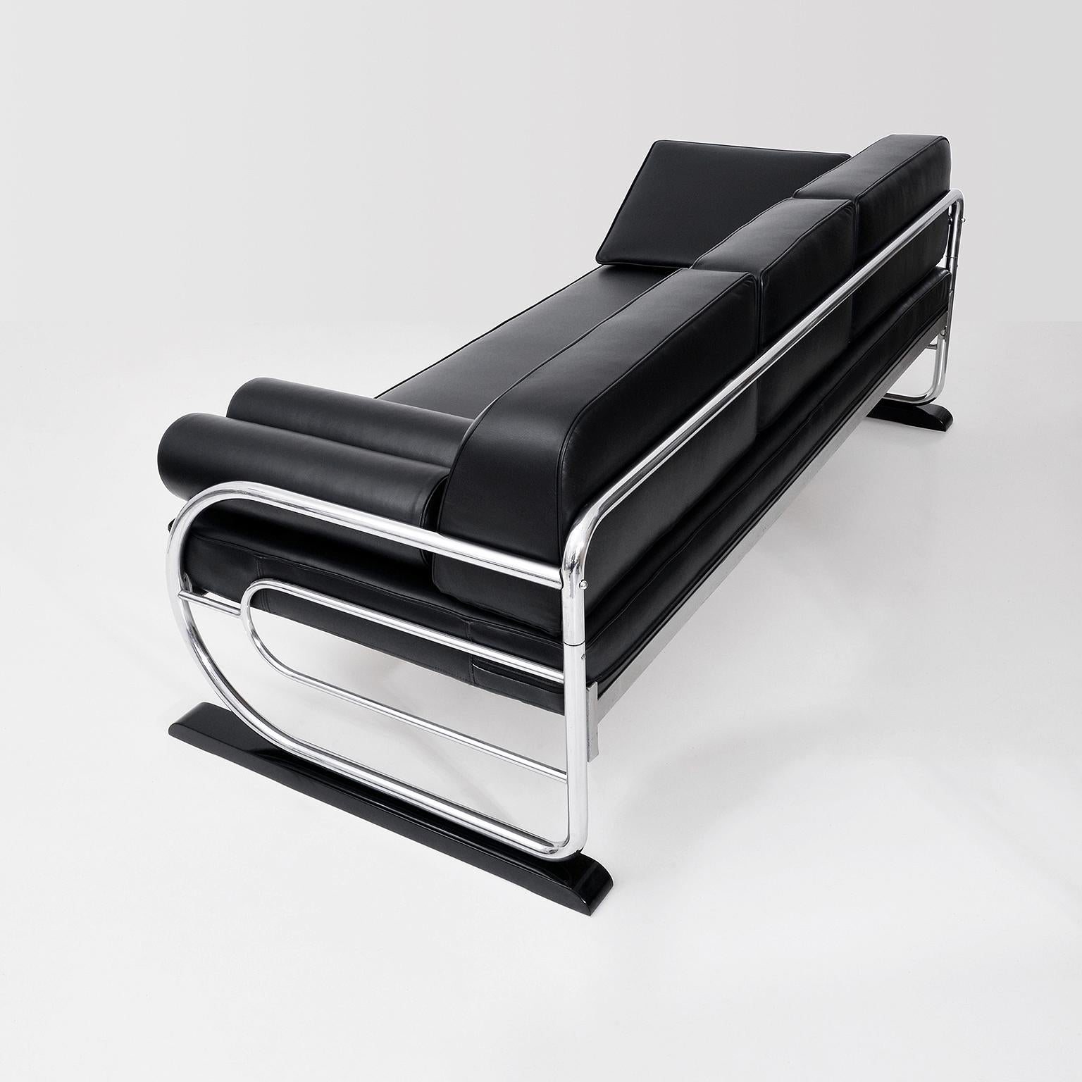 Streamlined Moderne Art Deco Streamline Tubular Steel Couch/ Daybed, Leather Upholstery, circa 1930 For Sale