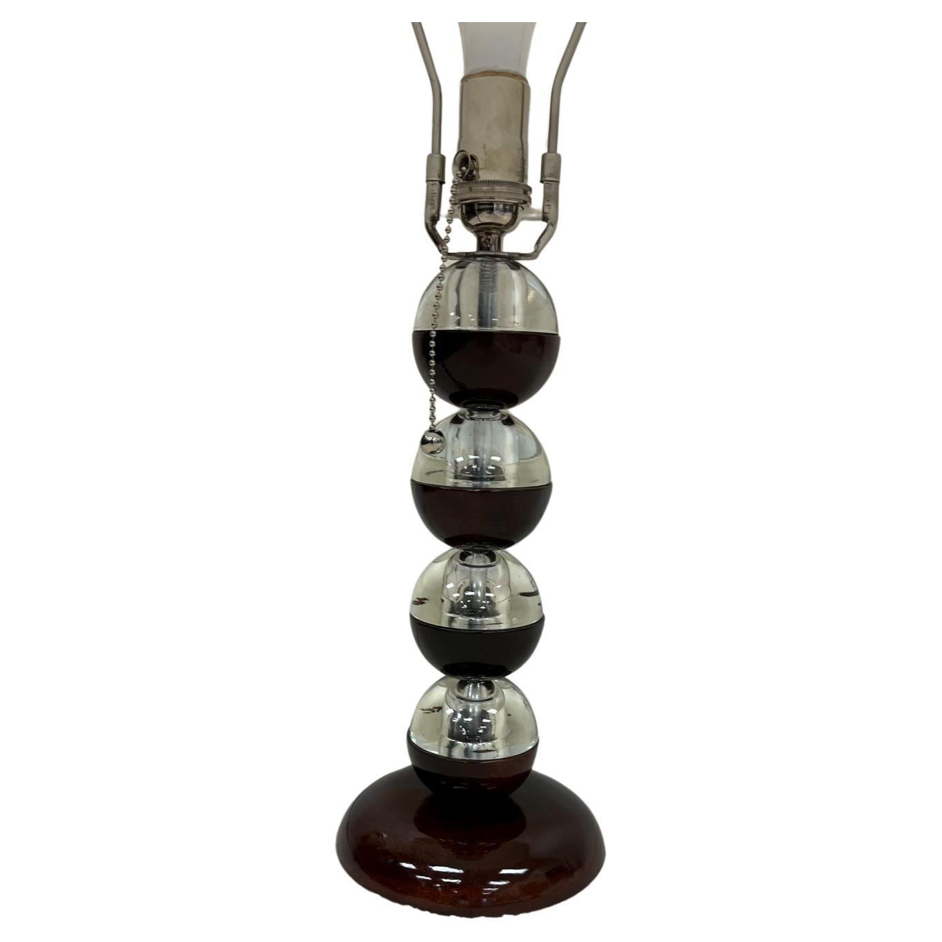 Milieu du XXe siècle Lampe de table Art Déco Streamline en noyer et verre massif Américain Circa 1930's en vente