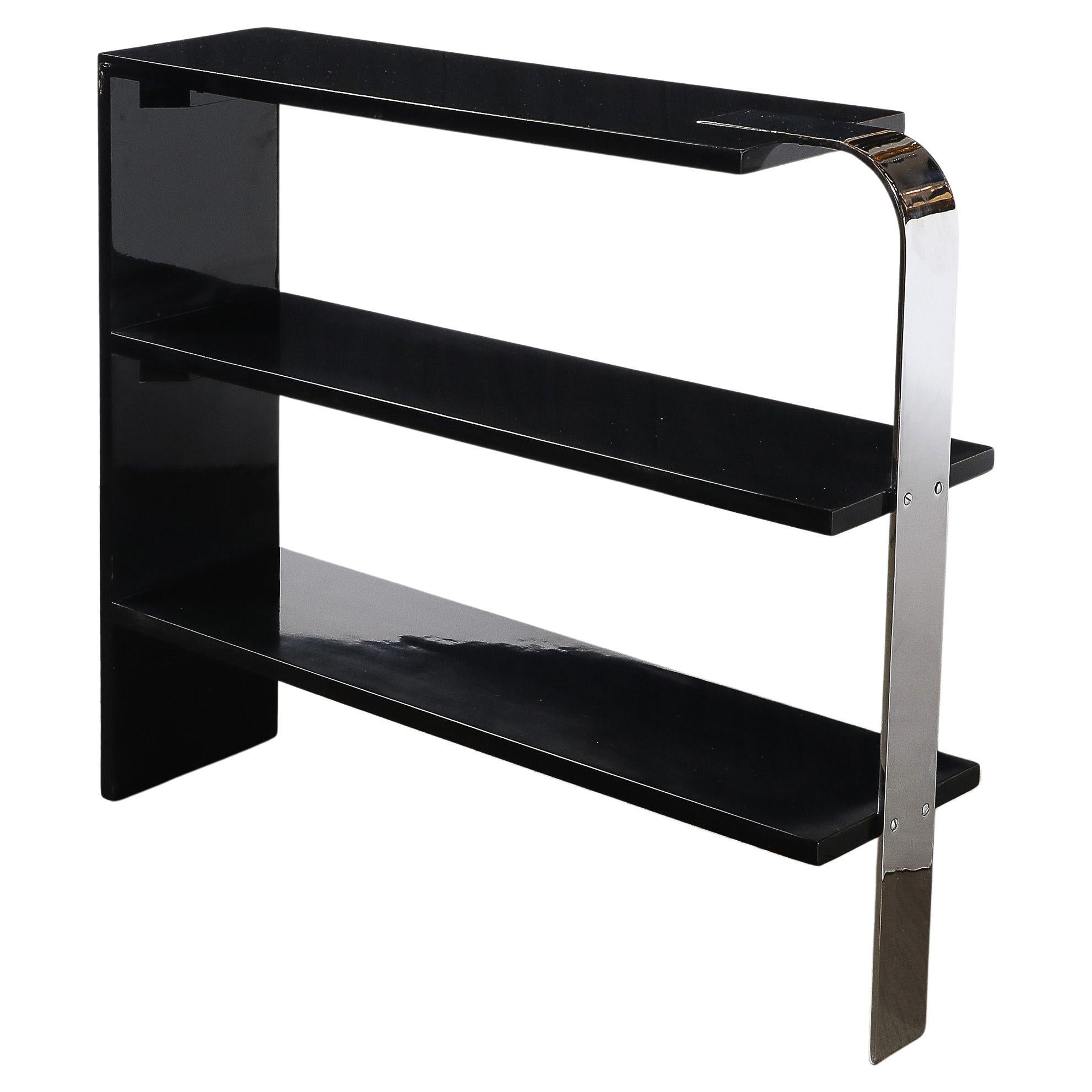 Table de chevet/bibliothèque Art Déco à 3 niveaux en laque noire avec chrome incurvé