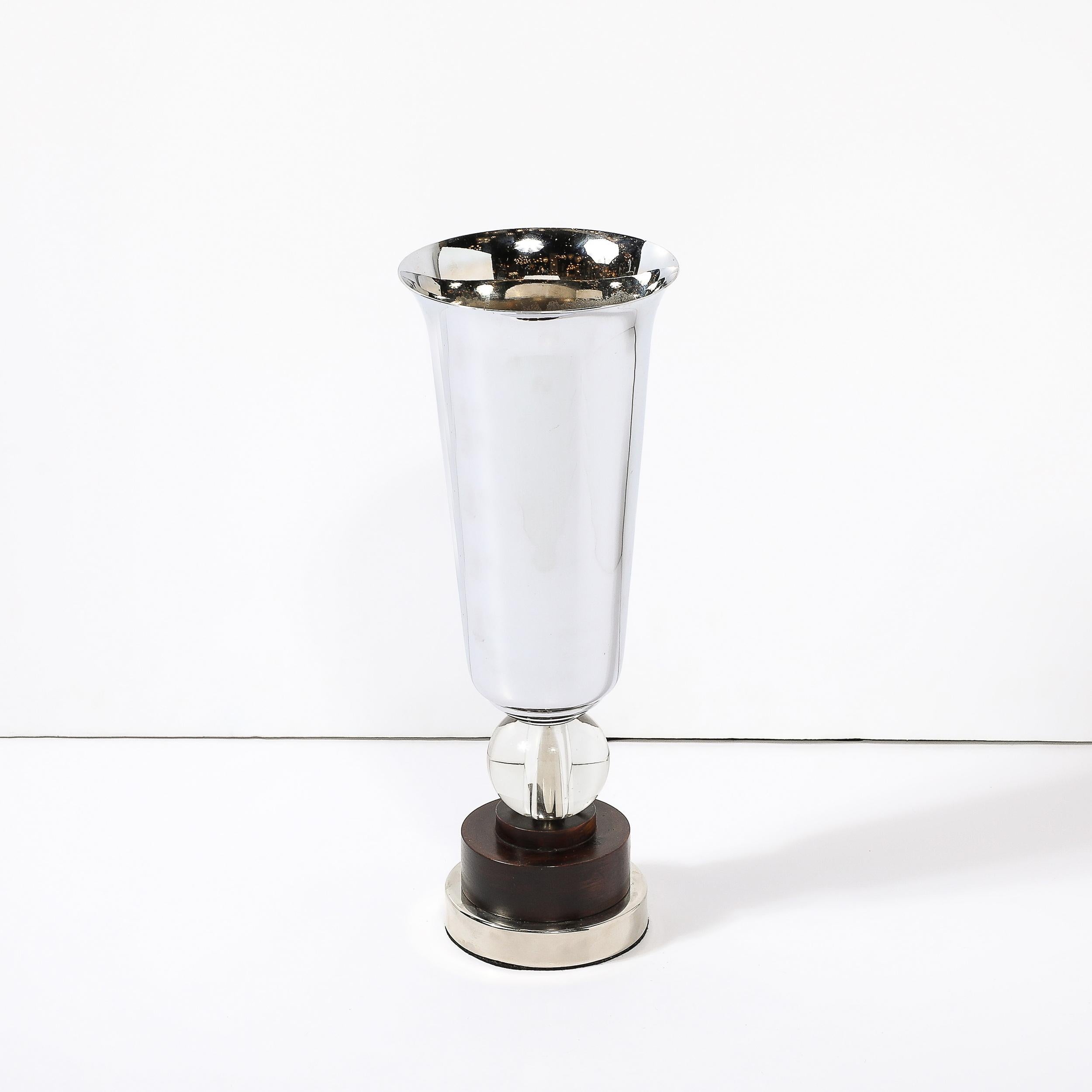 Ce plafonnier Art déco en chrome aérodynamique  Boule de verre et base en bronze, originaire des États-Unis, circa 1935. La teinte chromée présente une silhouette classique, qui s'élargit progressivement vers le haut, où la lèvre s'incurve vers