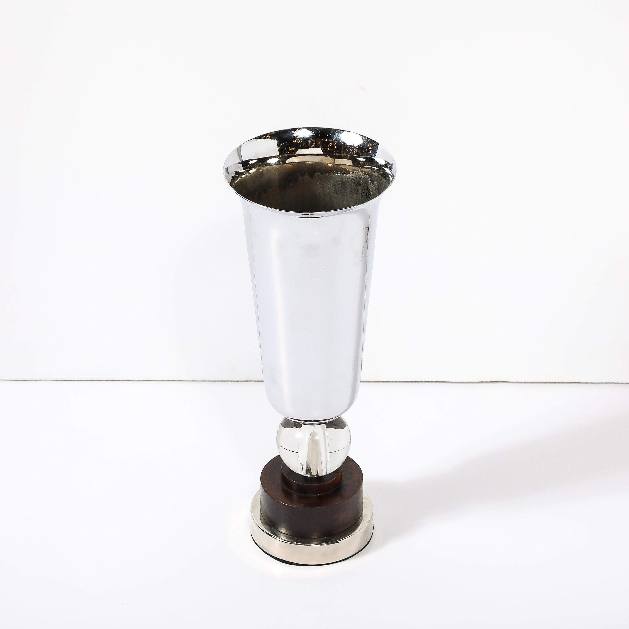 Luminaire art déco en chrome aérodynamique  Avec boule de verre et base en bronze Excellent état - En vente à New York, NY