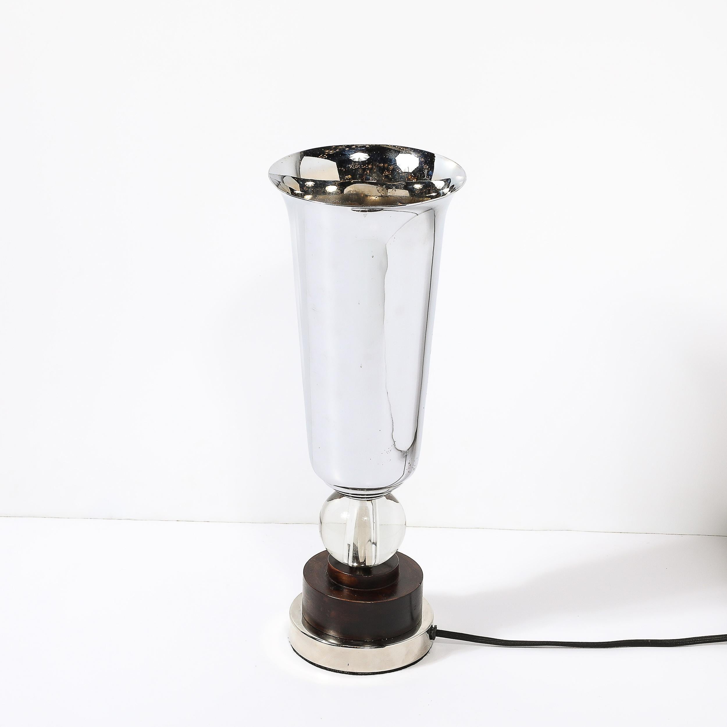 Luminaire art déco en chrome aérodynamique  Avec boule de verre et base en bronze en vente 1