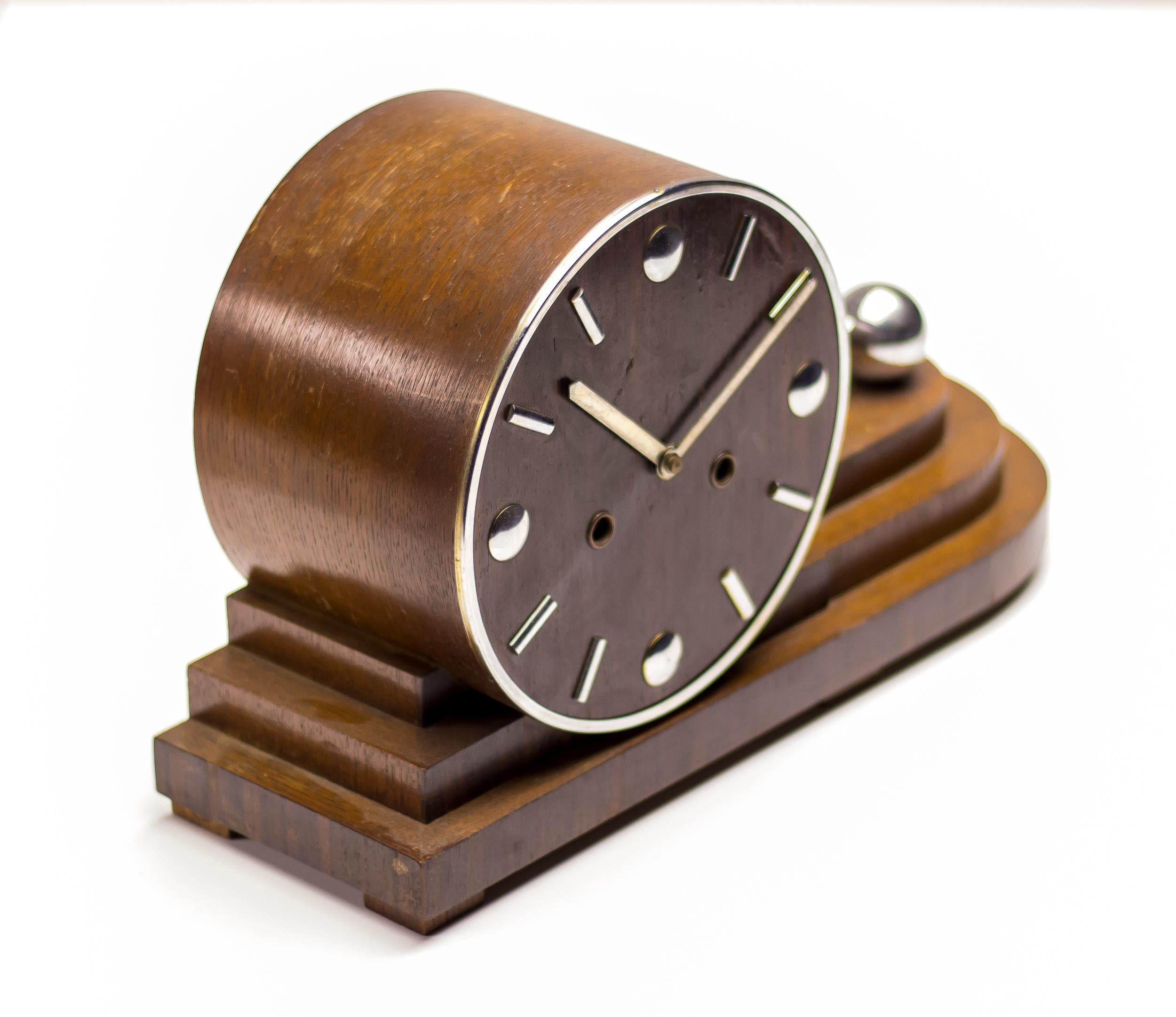 Modernistische stromlinienförmige Uhr der 1920er Jahre aus Makassar und Chrom.
Diese Kaminuhr aus der 