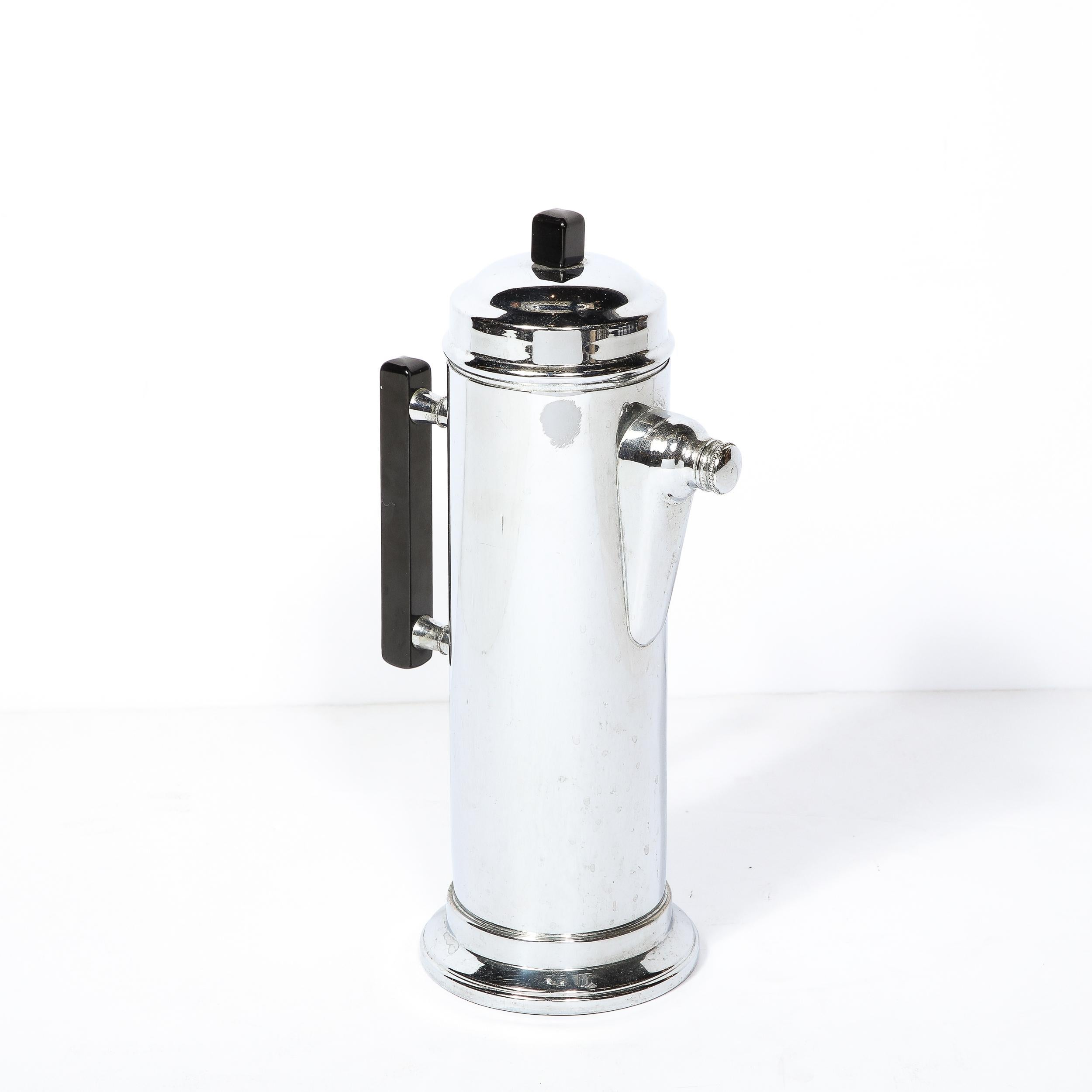 Art Deco Streamlined Cocktail Shaker in Chrome with Black Bakelite Handles In Excellent Condition For Sale In New York, NY