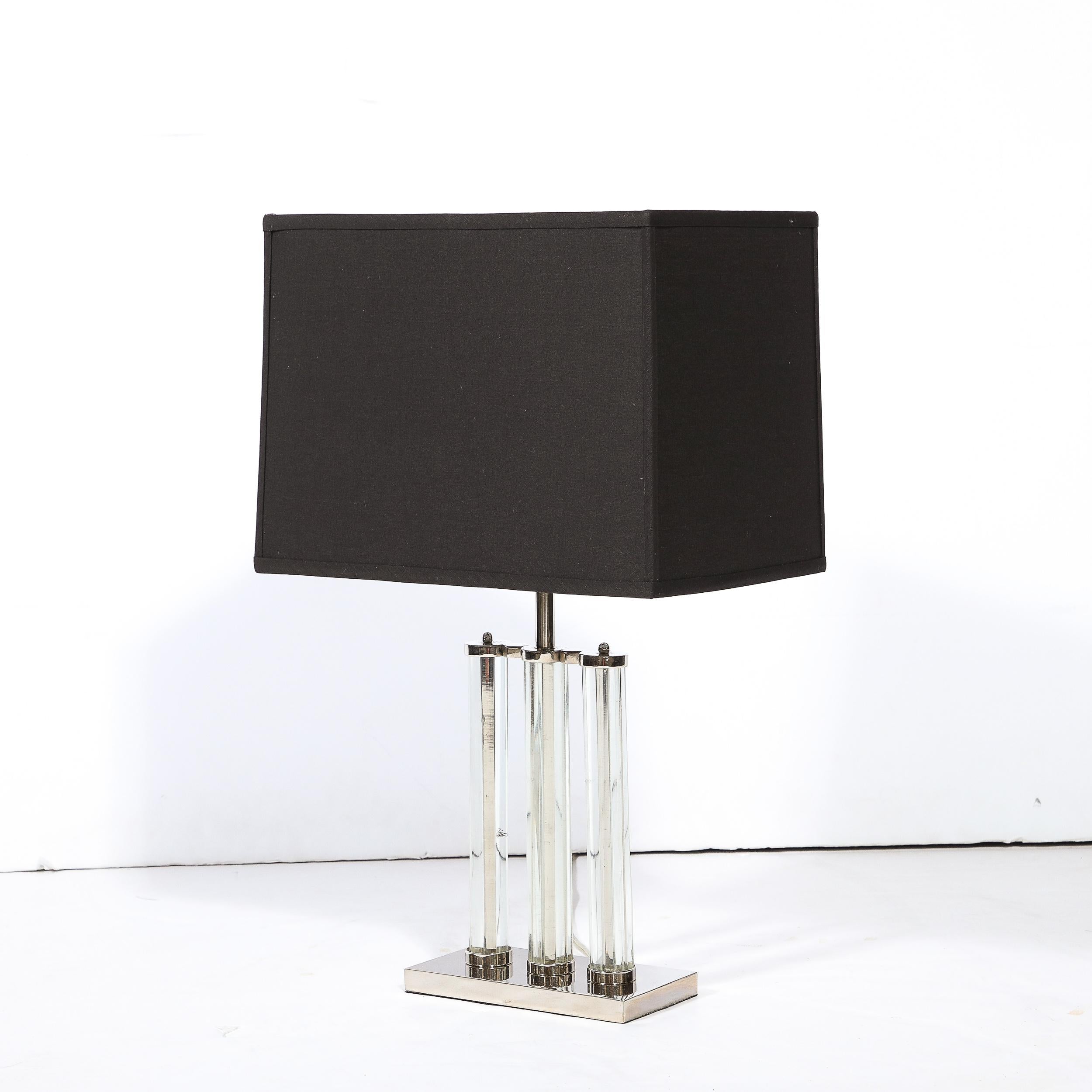 Américain Lampe de table Art déco de forme cylindrique profilée en verre et nickel poli en vente