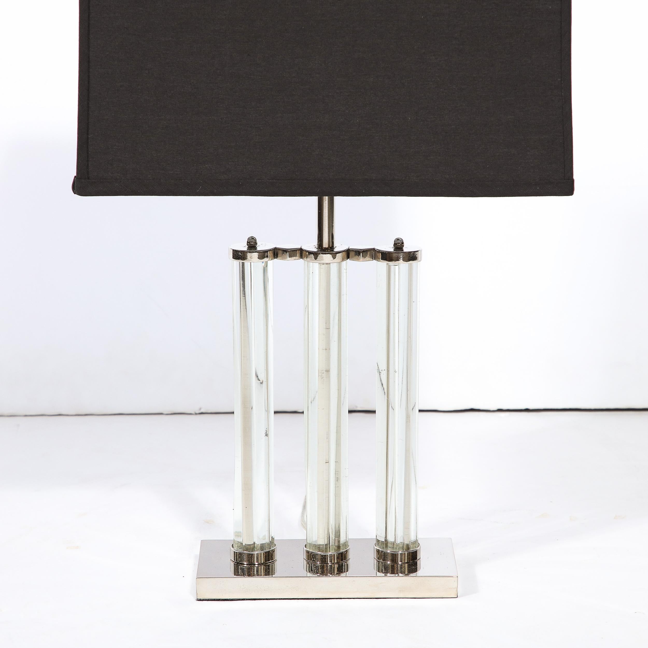 Milieu du XXe siècle Lampe de table Art déco de forme cylindrique profilée en verre et nickel poli en vente