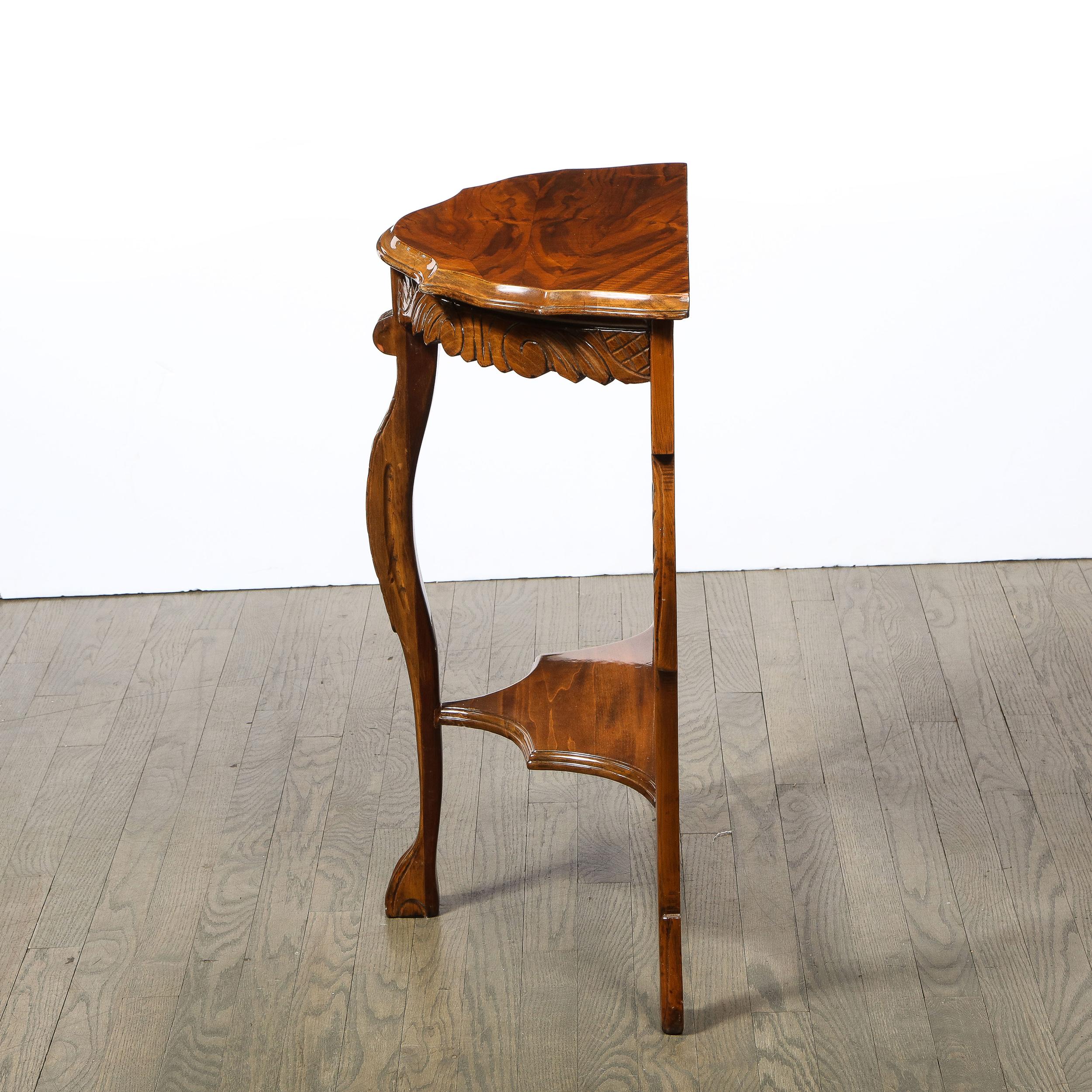Milieu du XXe siècle Table console Art Déco profilée à deux niveaux en noyer avec détails néoclassiques en vente