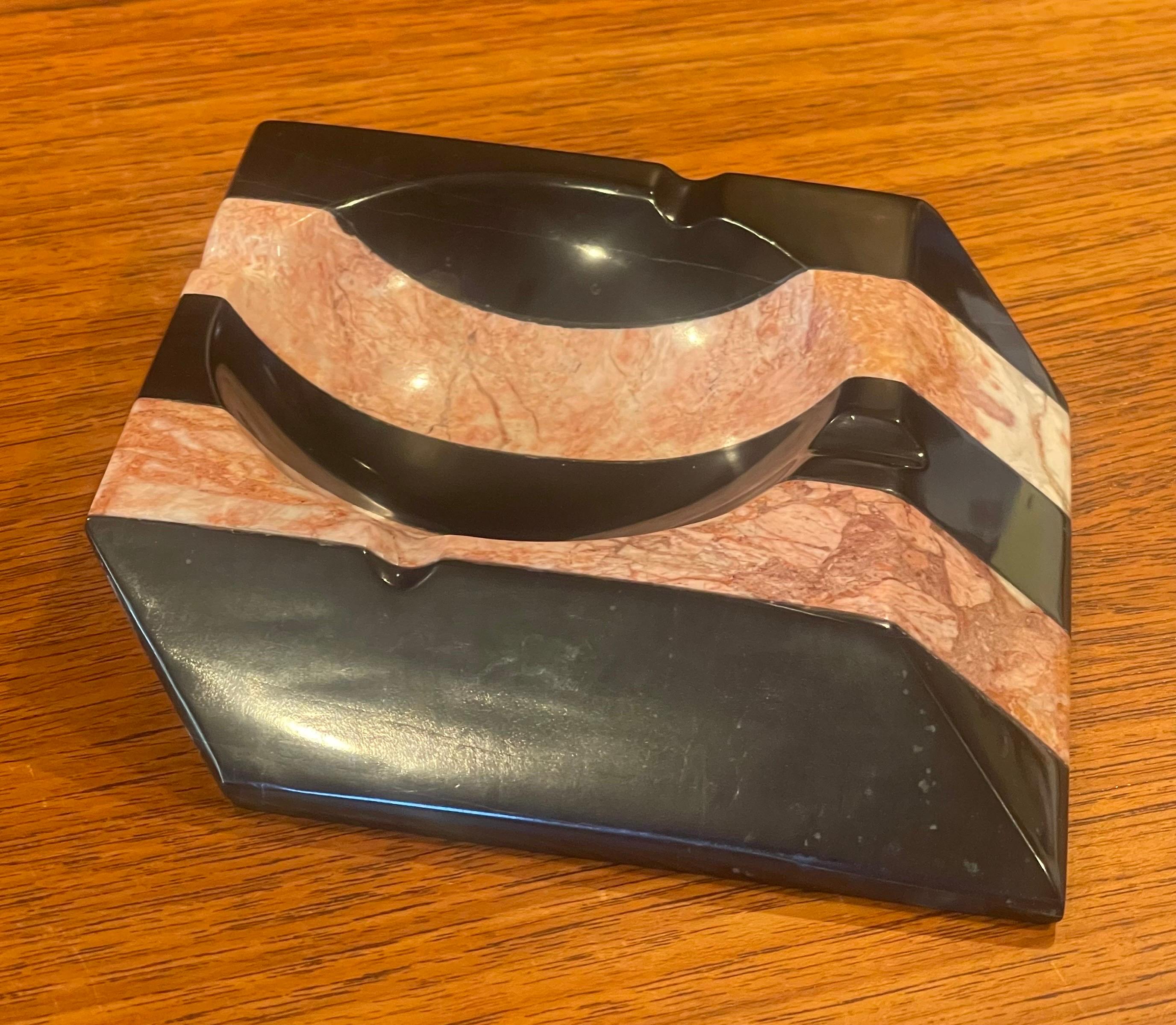 Art Deco striped marble ashtray circa 1940s. The piece is in very good vintage condition and has a wonderful original patina; it measures 5.75