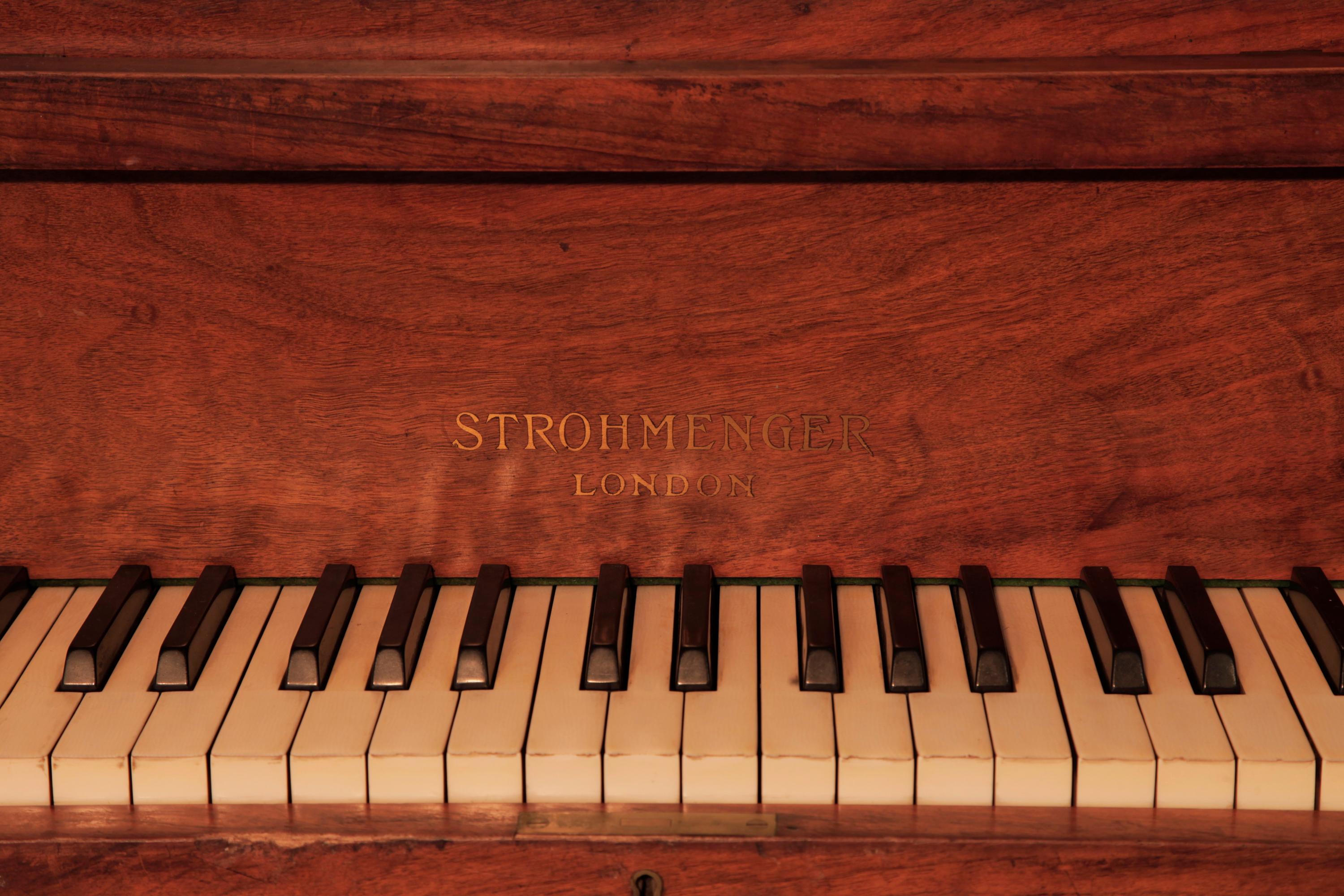 20ième siècle Piano à queue Strohmenger Art Déco Pieds carrés en noyer figuré et lyre en vente