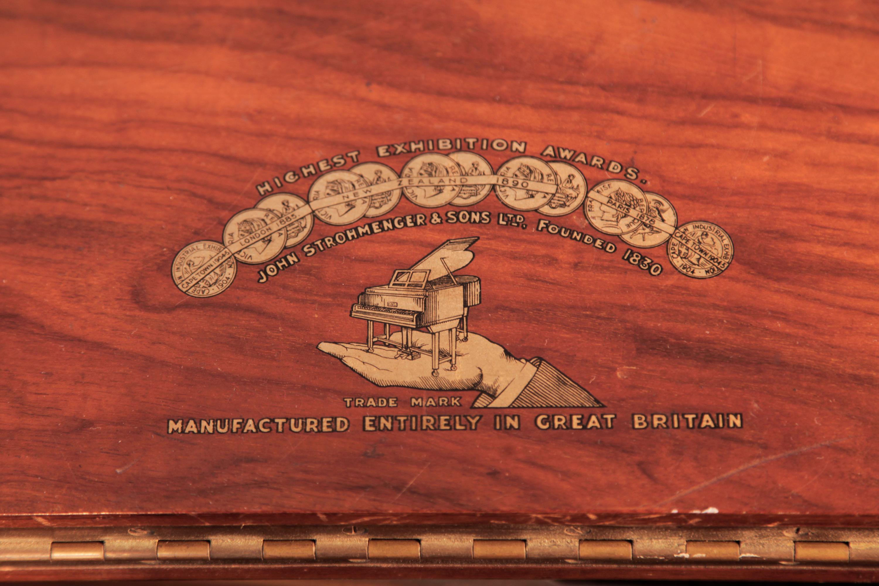 Laiton Piano à queue Strohmenger Art Déco Pieds carrés en noyer figuré et lyre en vente