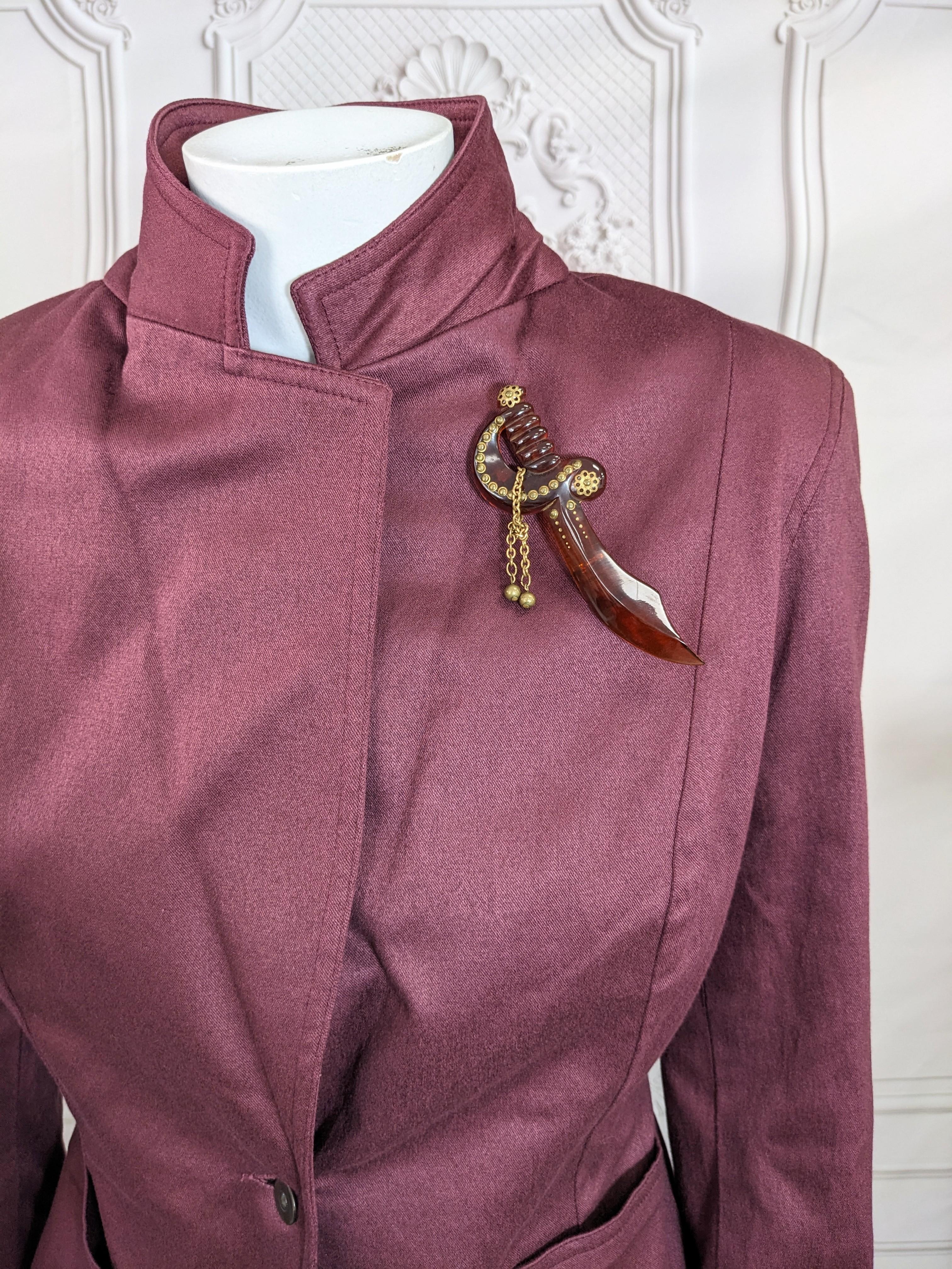 Broche épée en bakélite cloutée Art Déco en vente 1