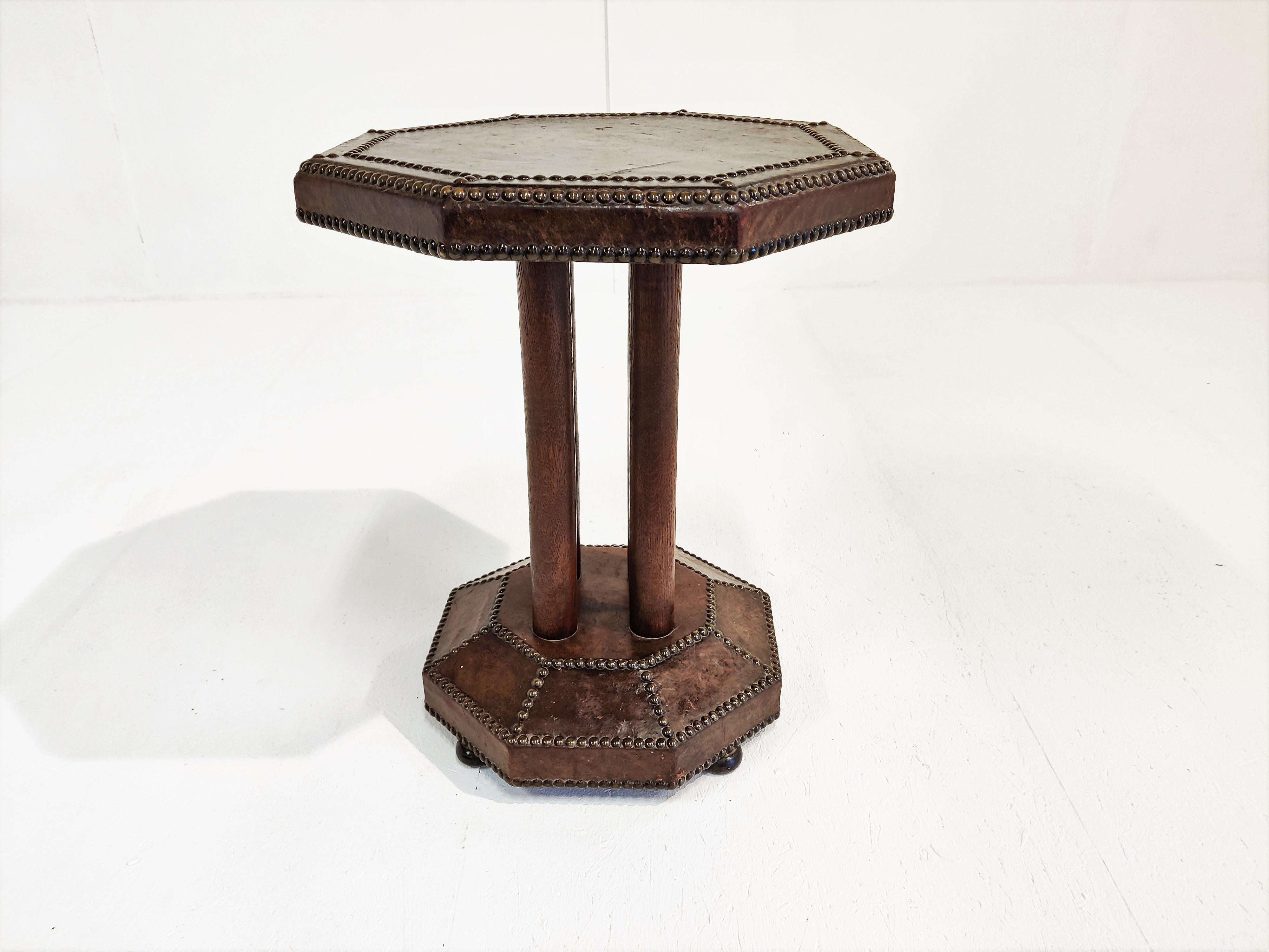 Table d'appoint Art déco en cuir clouté, années 1930 Bon état - En vente à HEVERLEE, BE